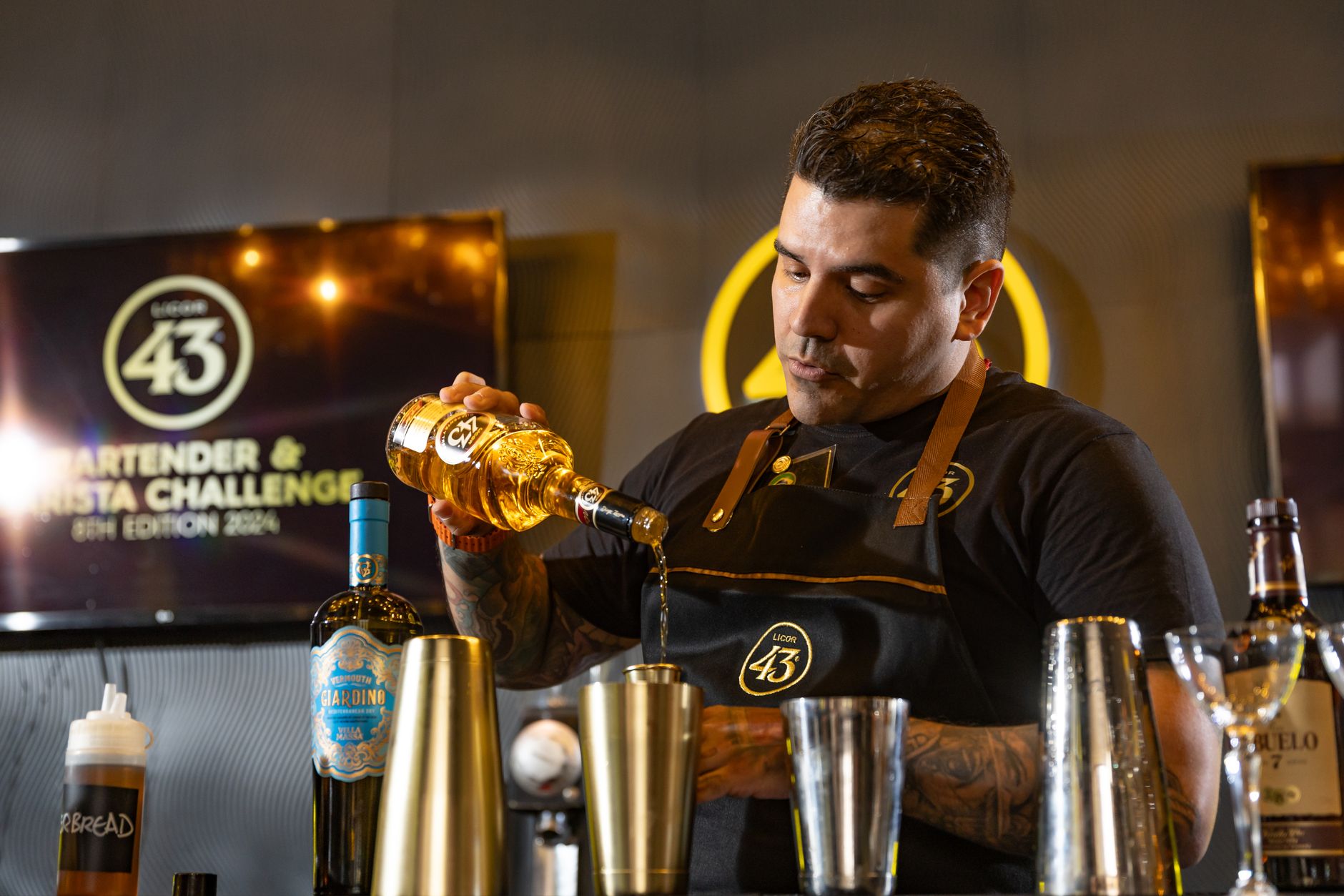 Bartender mengt een cocktail tijdens een vakwedstrijd zoals Bartender of the Year in Australië