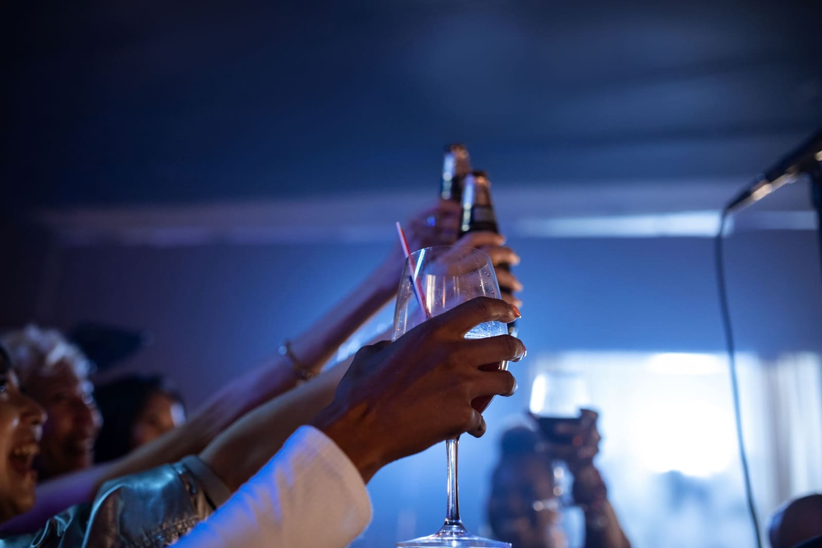 Bezoekers met cocktails op een druk drankenfestival