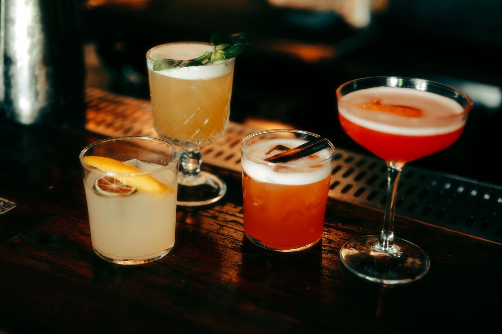 Jury beoordeelt cocktails tijdens een vakwedstrijd voor bartenders