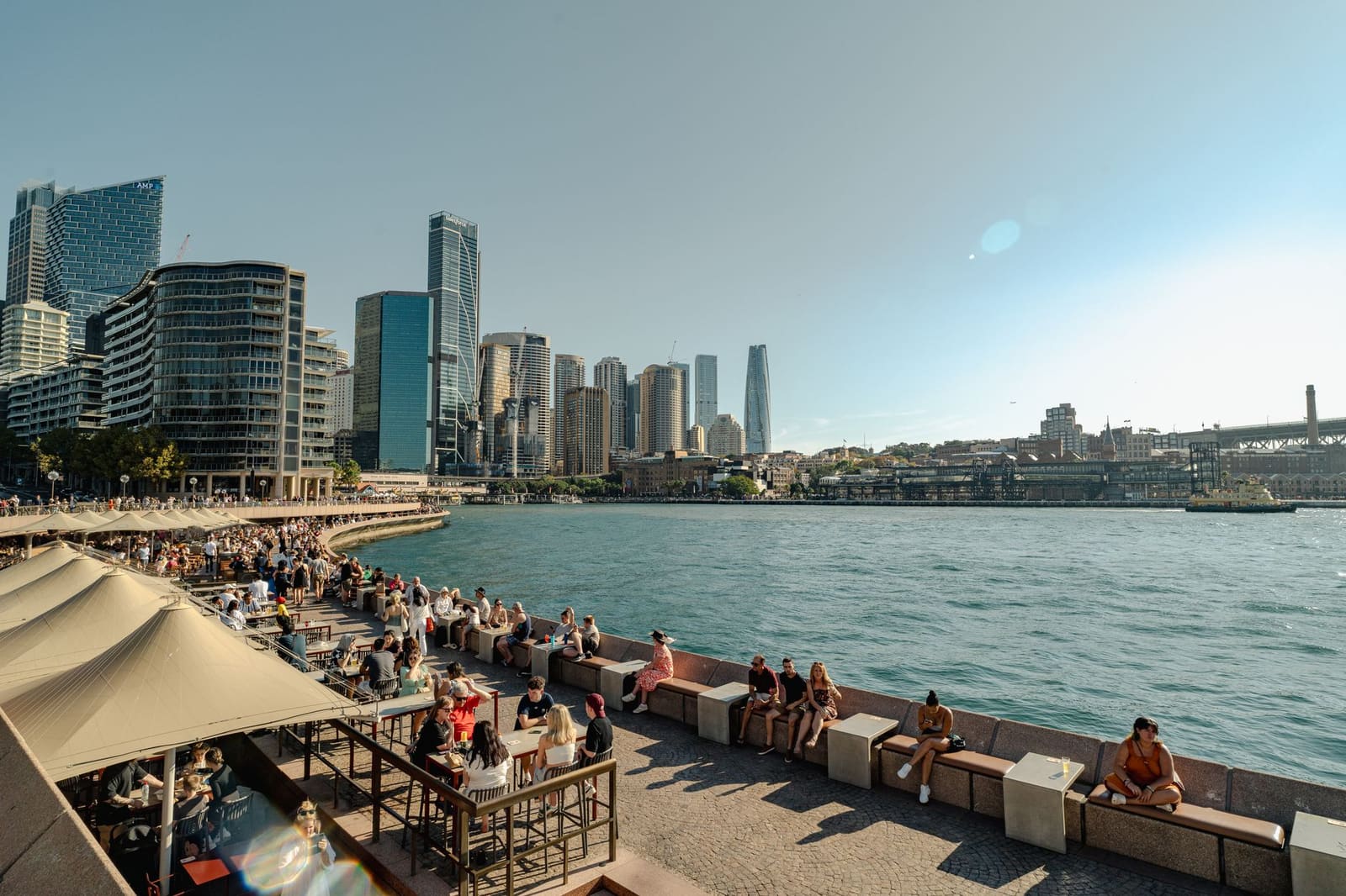 Sfeervolle bar in Sydney tijdens een druk bezocht bar evenement