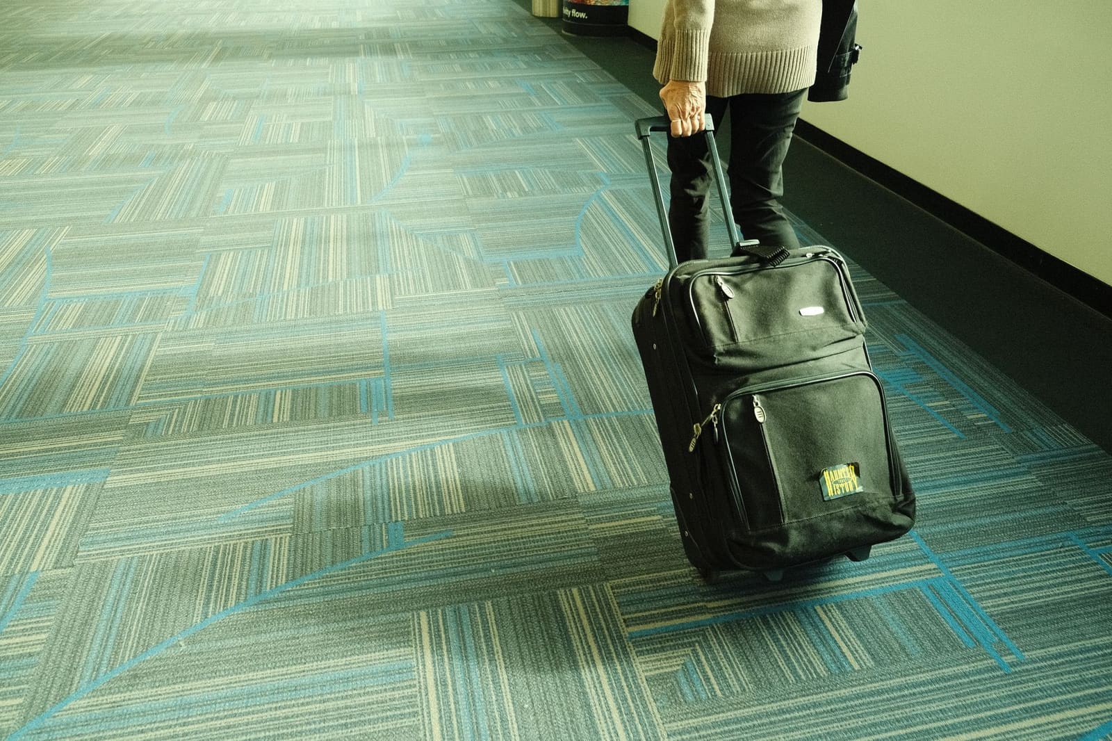 Koffer en paspoort klaar voor een internationale reis