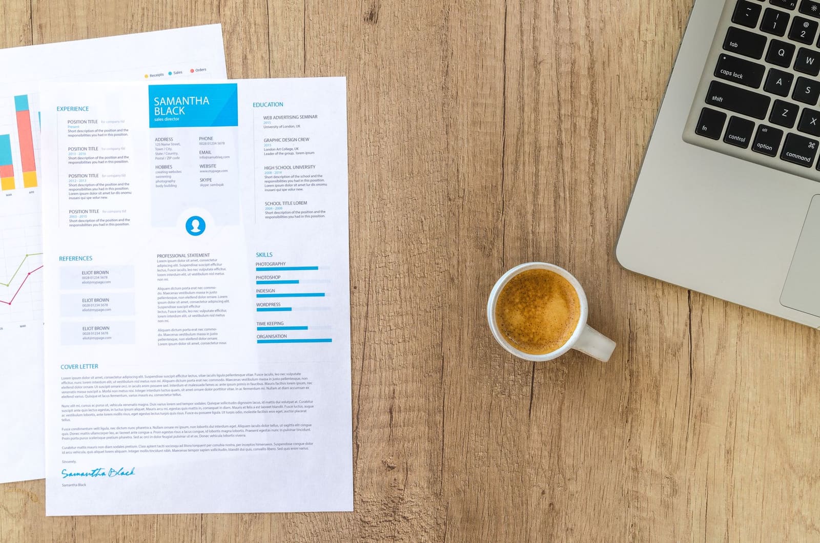 Laptop met een geopend cv klaar op een bureau