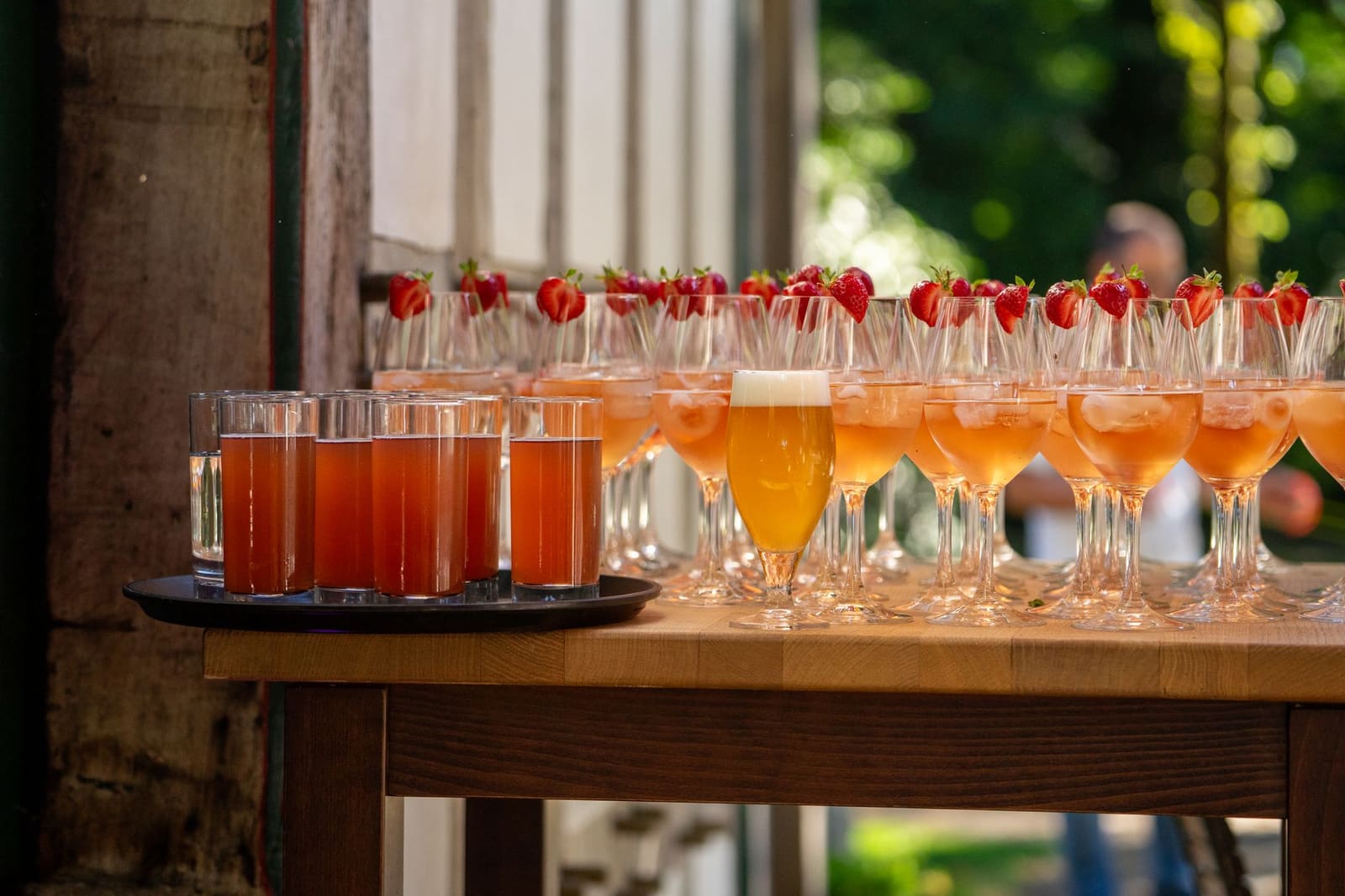 Rij gekleurde cocktails met garnering op een bar