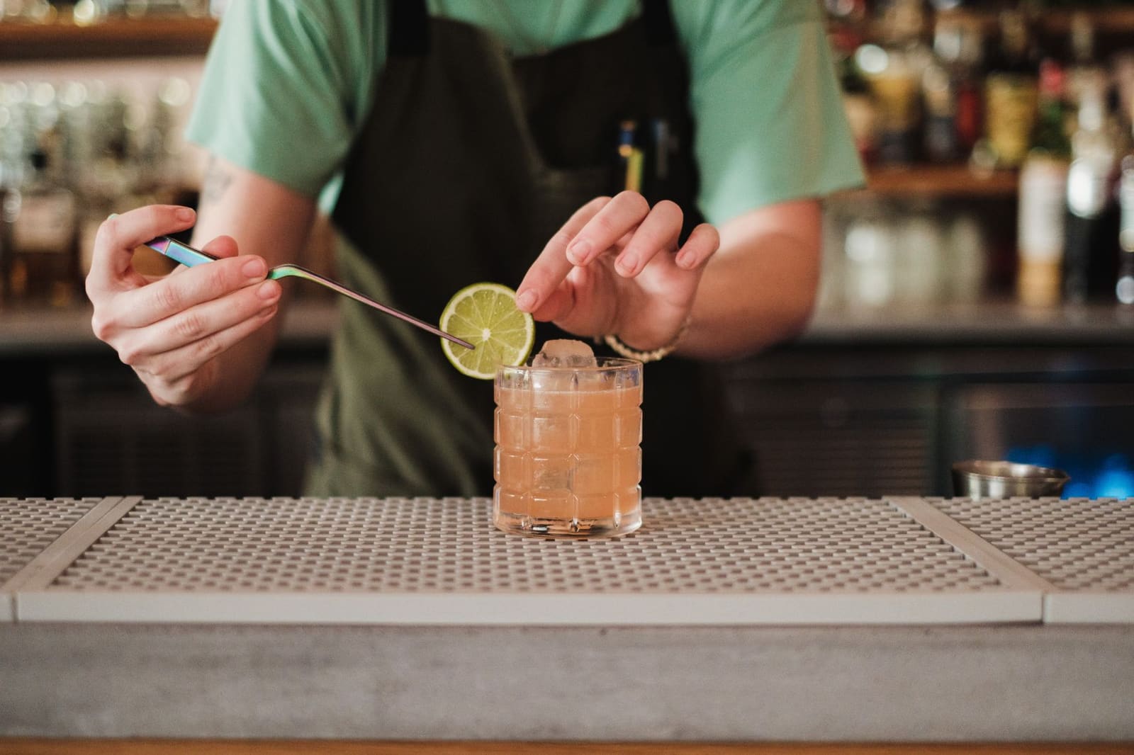 Bartender maakt achter de bar garnish klaar als onderdeel van vaste bartending-hacks voor een vlotte dienst