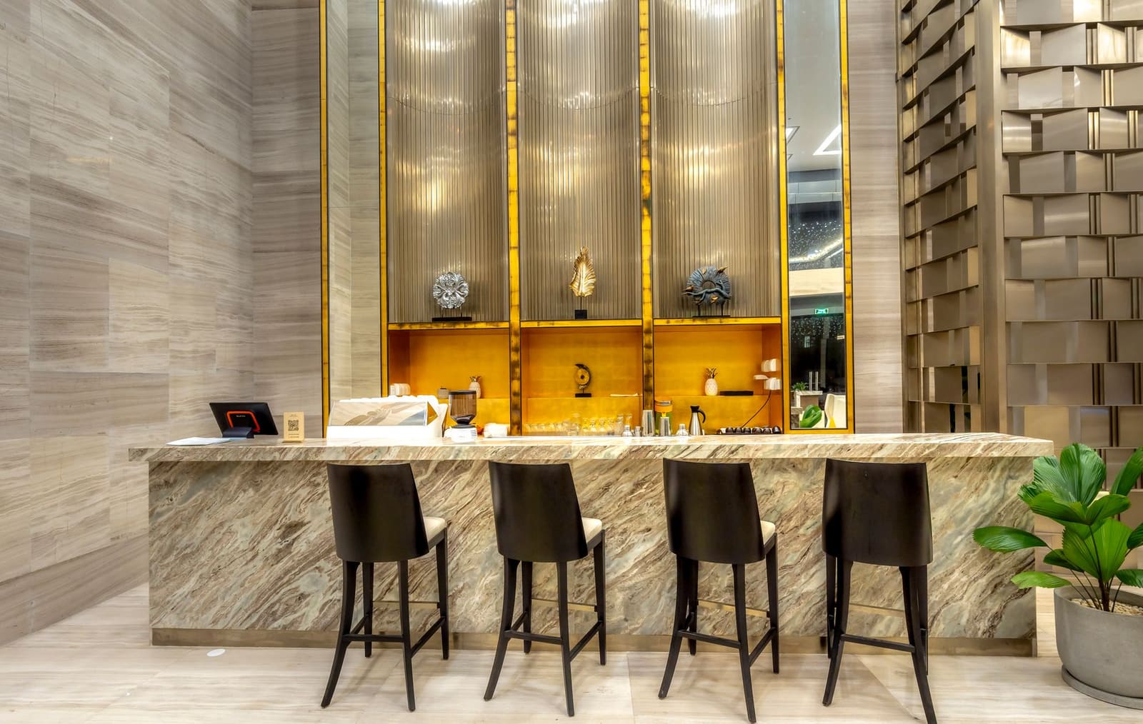 Sfeervol interieur van een luxe hotelbar met warme verlichting en houten details