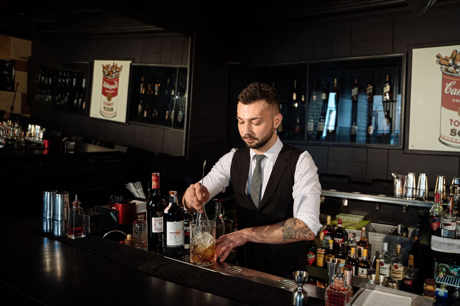 Bartender bereidt een verfijnde cocktail achter een Japans geïnspireerde hotelbar