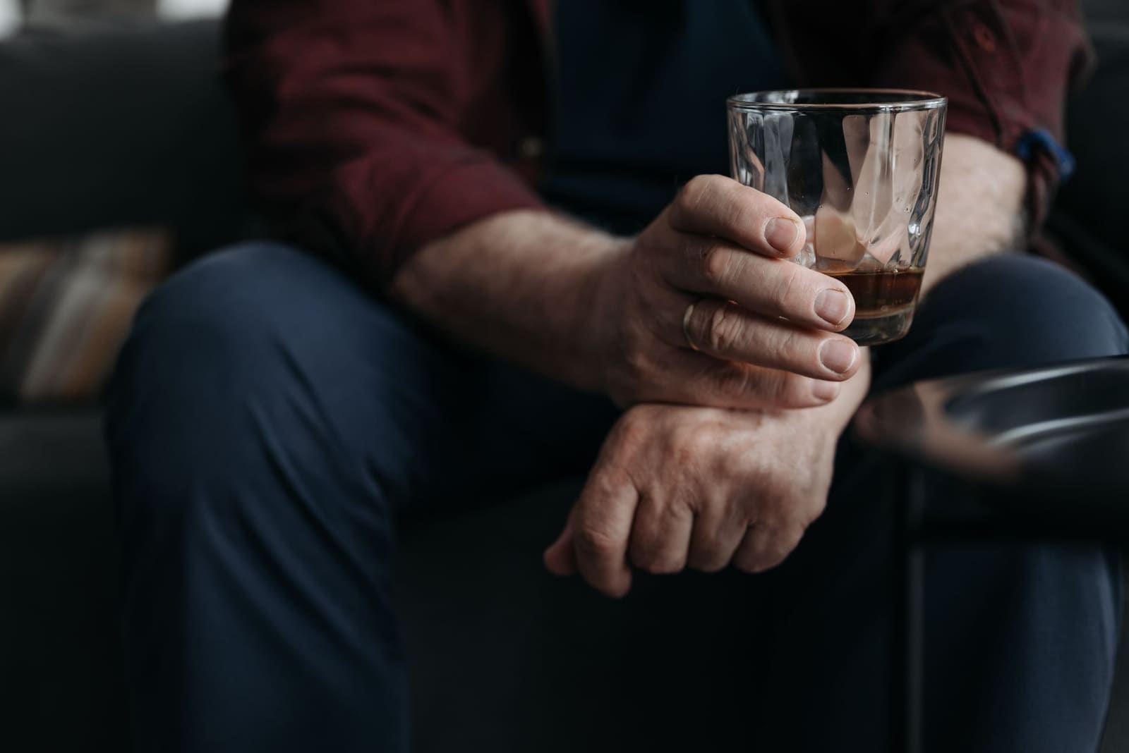 Een proever ruikt aan een glas whisky en let op de fruitige geur met rook
