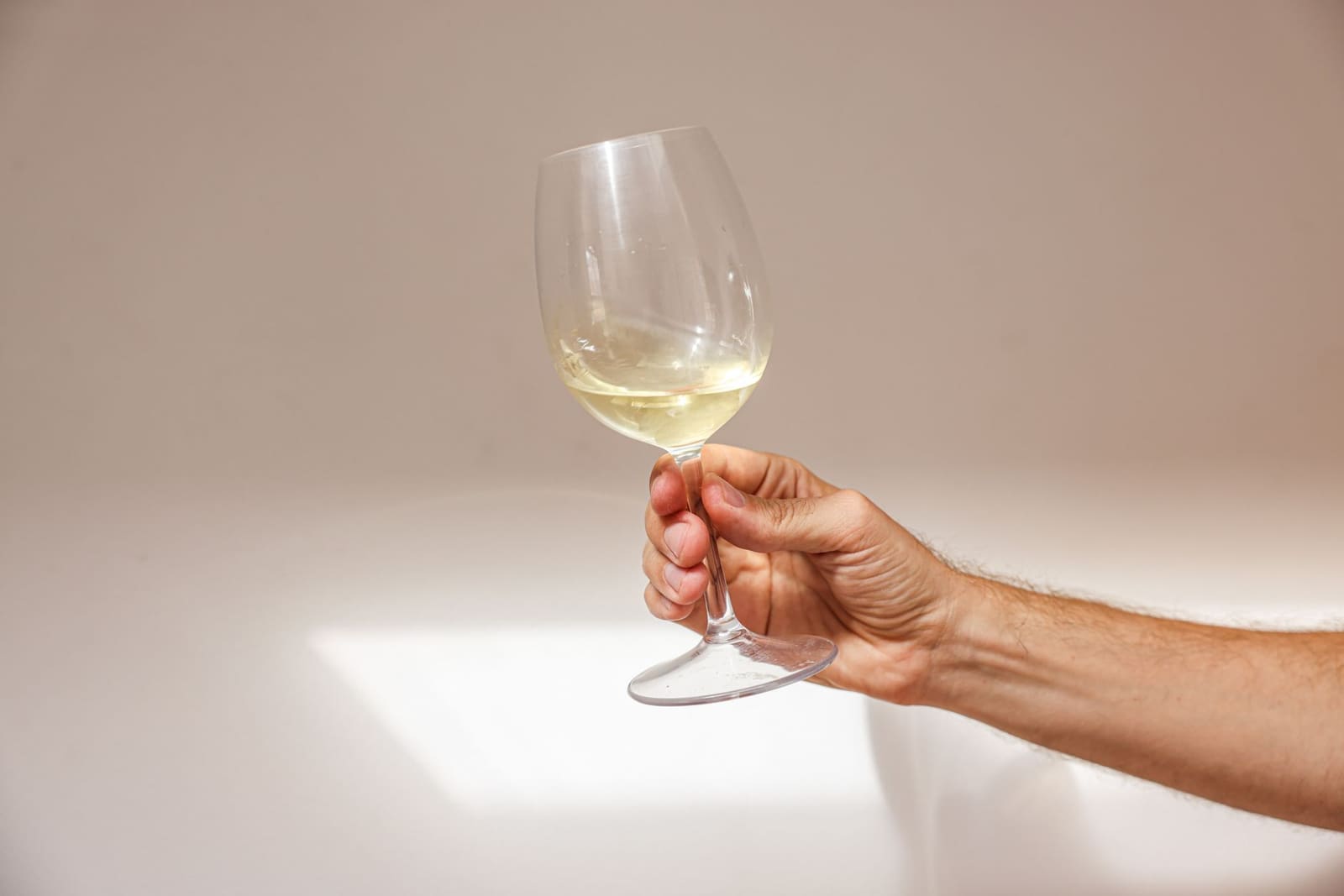 Glazen natuurwijn worden geproefd in een informele wijnbar