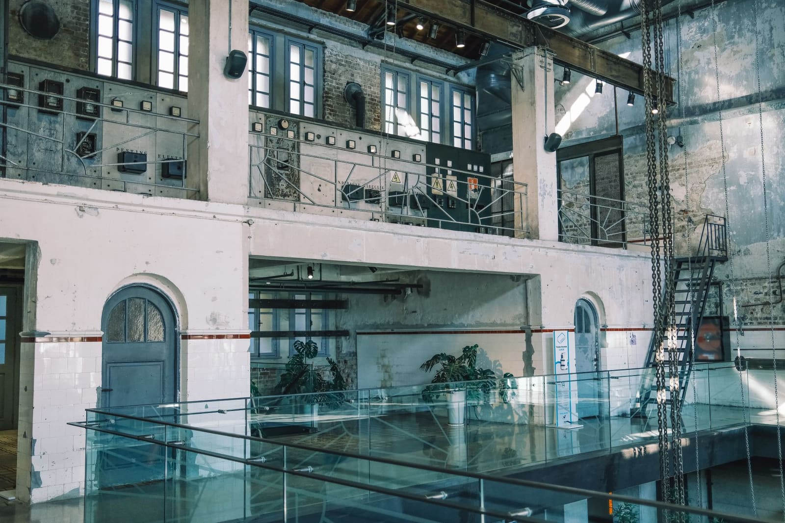 Sfeervol interieur van een restaurant in een oud pakhuis