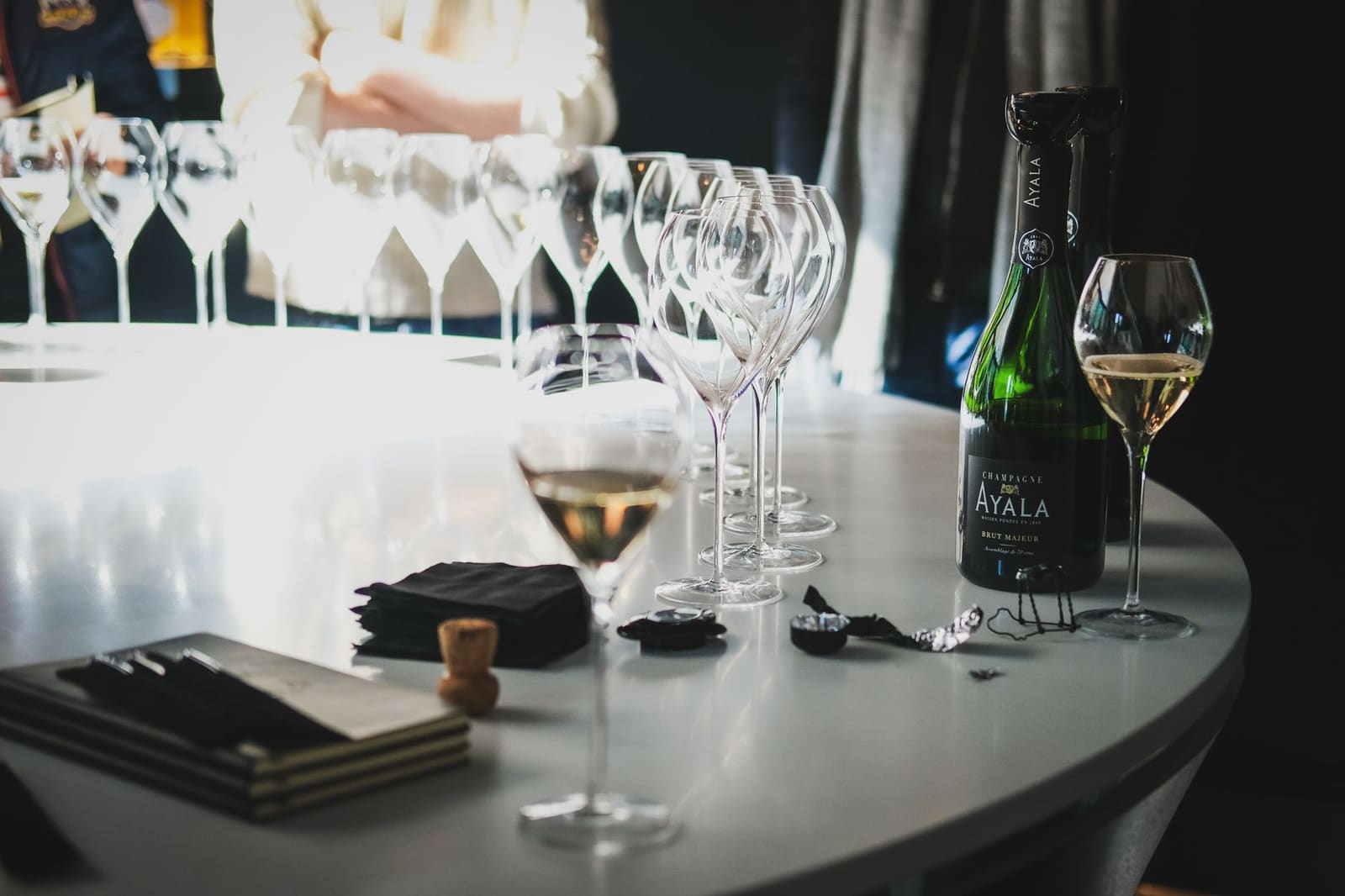 Een glas champagne in het licht, voor een proeverij van rijpe jaargangen
