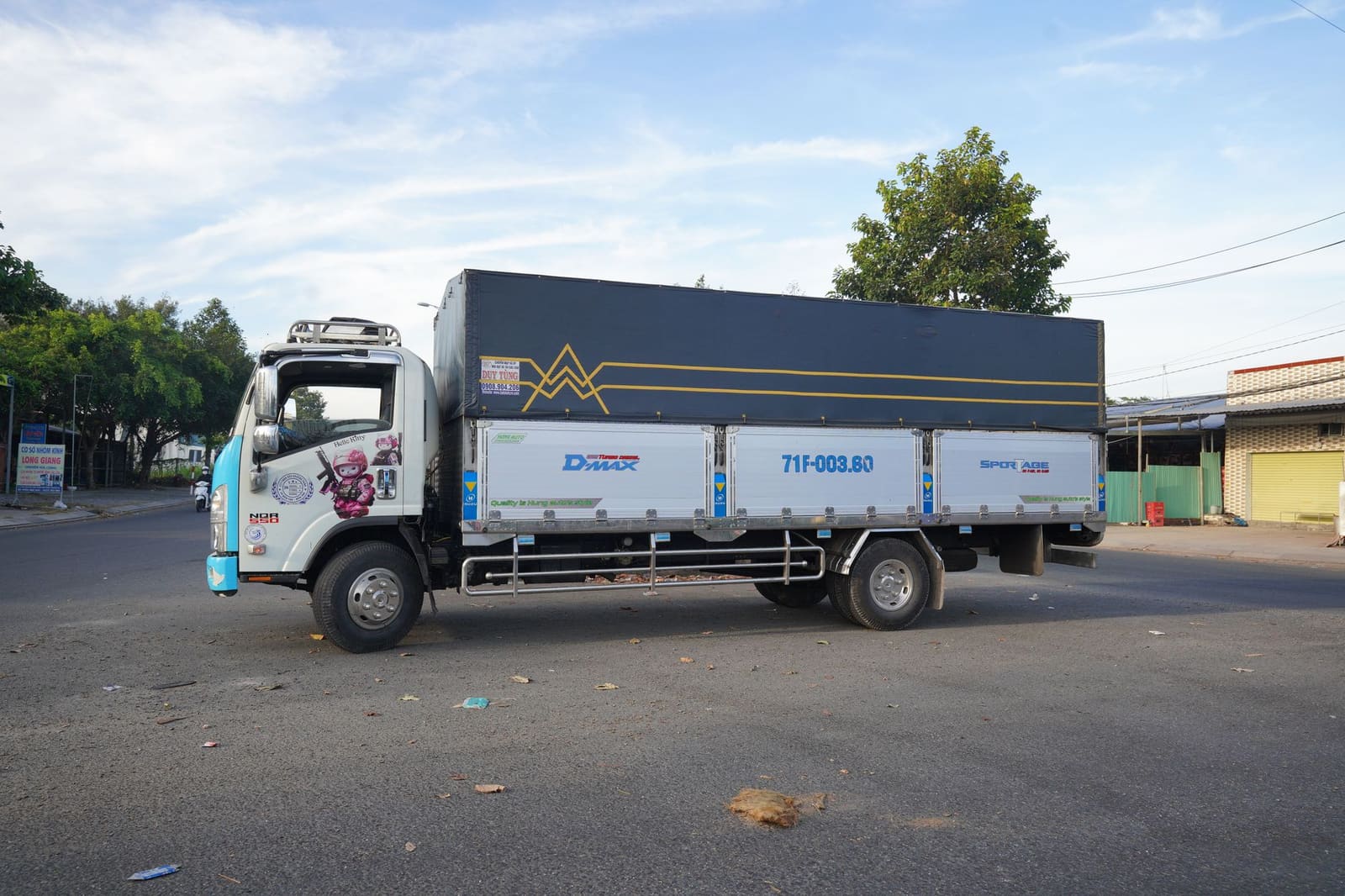 Een beklede promotiebus of vrachtwagen geparkeerd voor een winkel