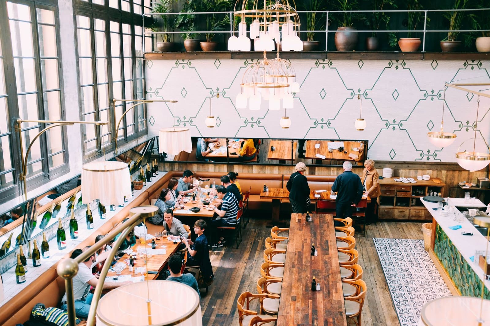 Sfeervol interieur van een bar in Brooklyn met houten toog en flessen