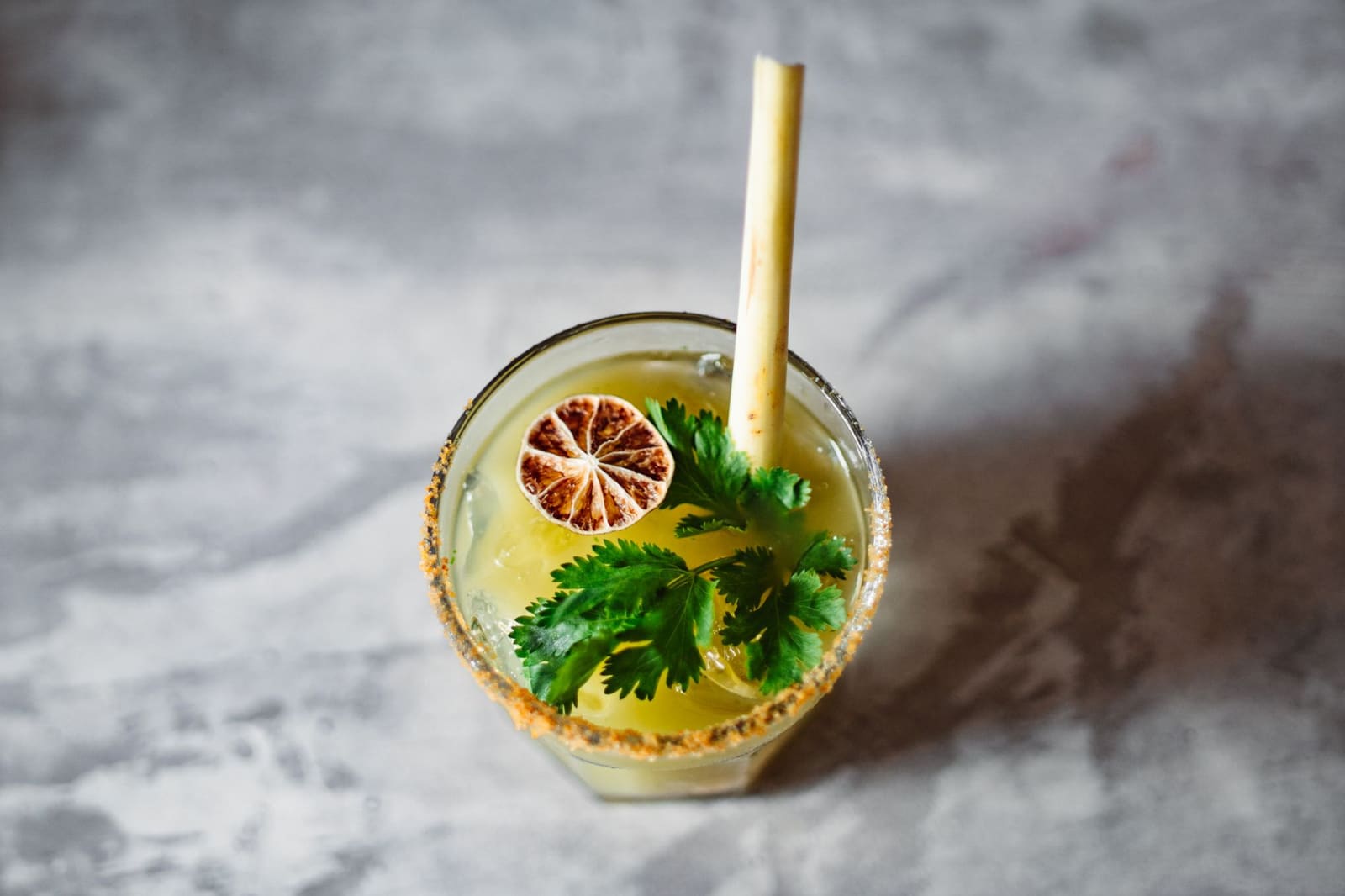 Alcoholvrije cocktail met verse kruiden en fruit als garnering