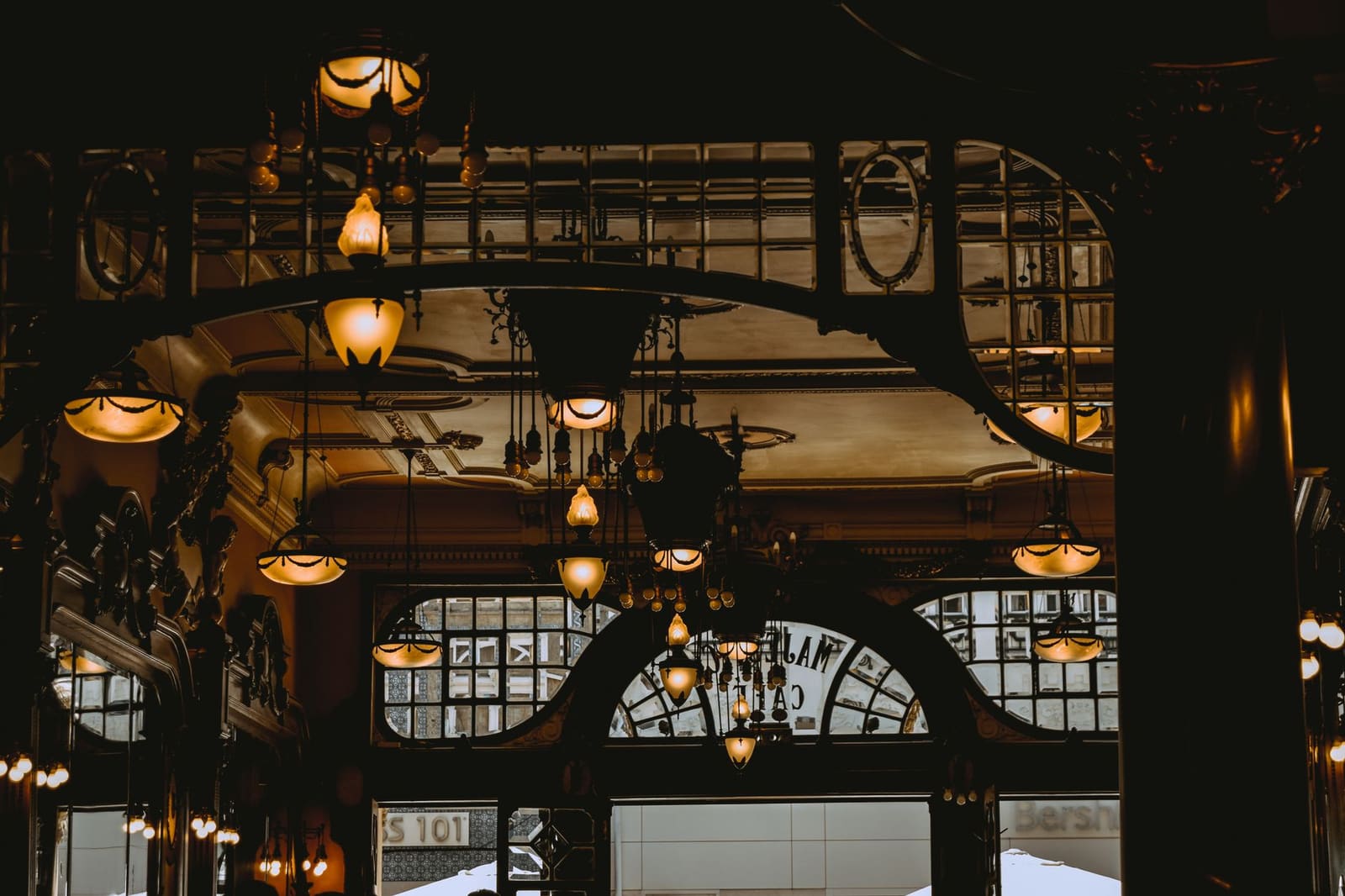 Sfeervol bar-interieur in de avond met warme verlichting