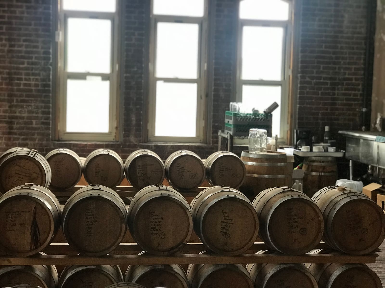 Koperen distilleerapparatuur in een traditionele whiskeystokerij