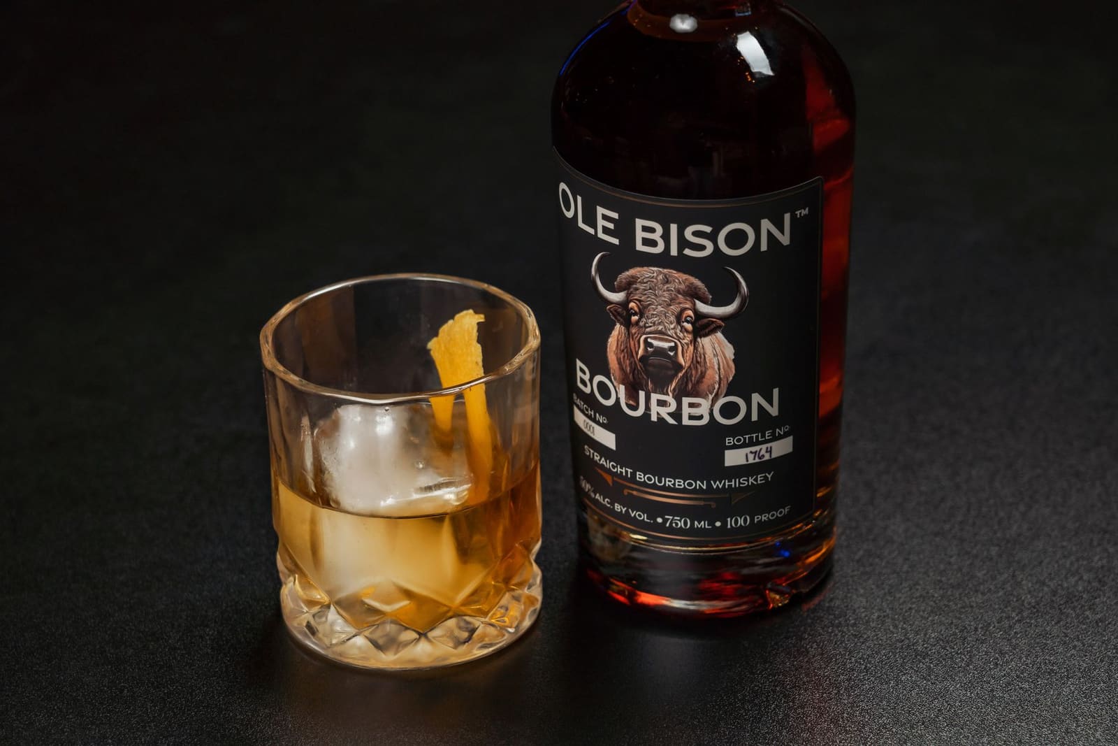 Close-up van een fles whiskey met amberkleurige inhoud