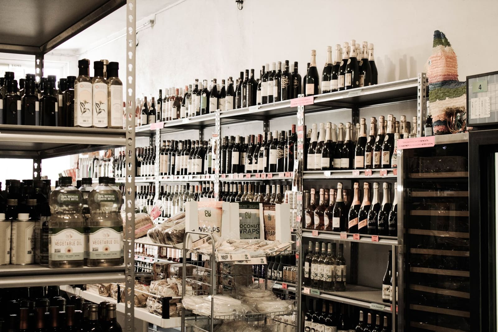 Planken vol flessen sterke drank in een slijterij