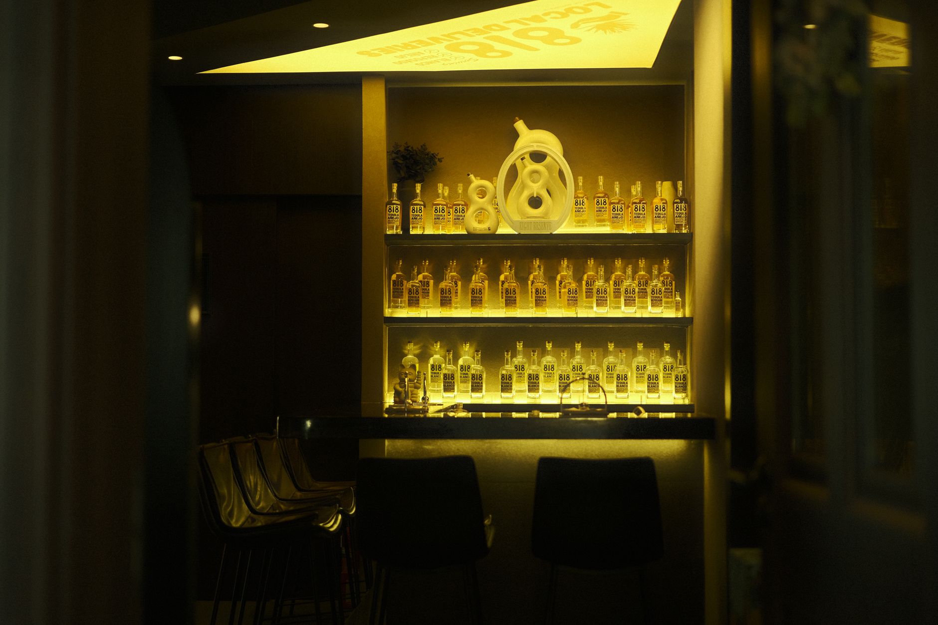 Een gedecoreerde luxe tequilafles op een bar, symbool voor gelimiteerde premium drankenreleases