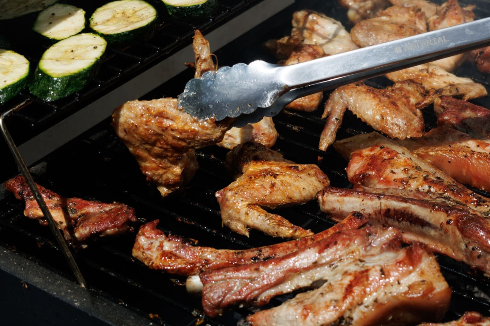 Vlees op de barbecue tijdens een Amerikaans zomerfeest in de tuin
