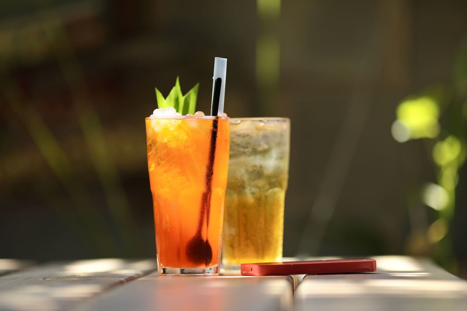 Een verfrissende ijsthee-cocktail geserveerd in een glas met citroen