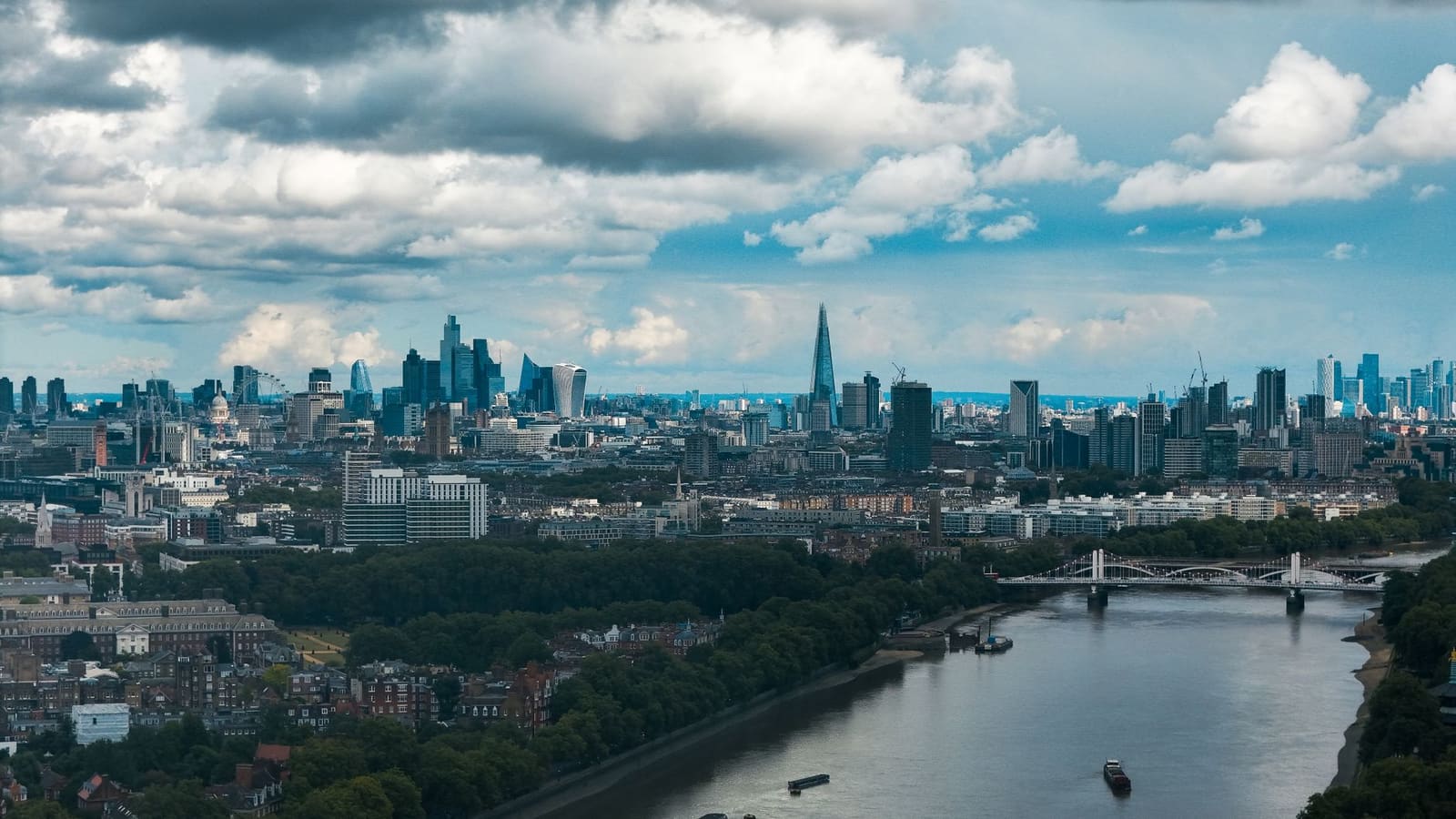 Skyline van Londen met de rivier Thames op de voorgrond