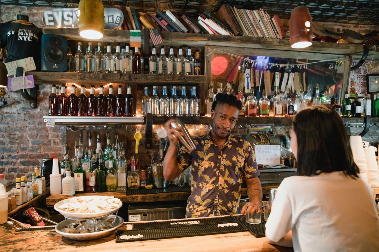 Cocktailshaker in beweging tijdens het mixen van een drankje aan de bar