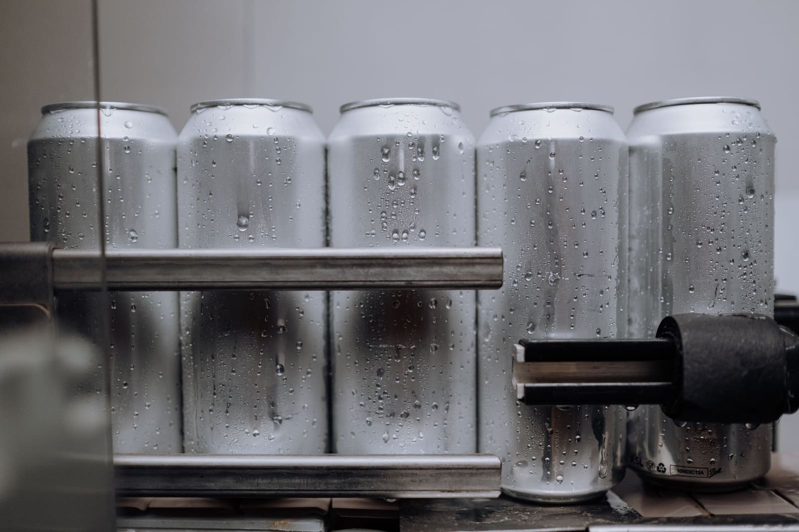 Stapel blikjes bier op elkaar tegen een neutrale achtergrond