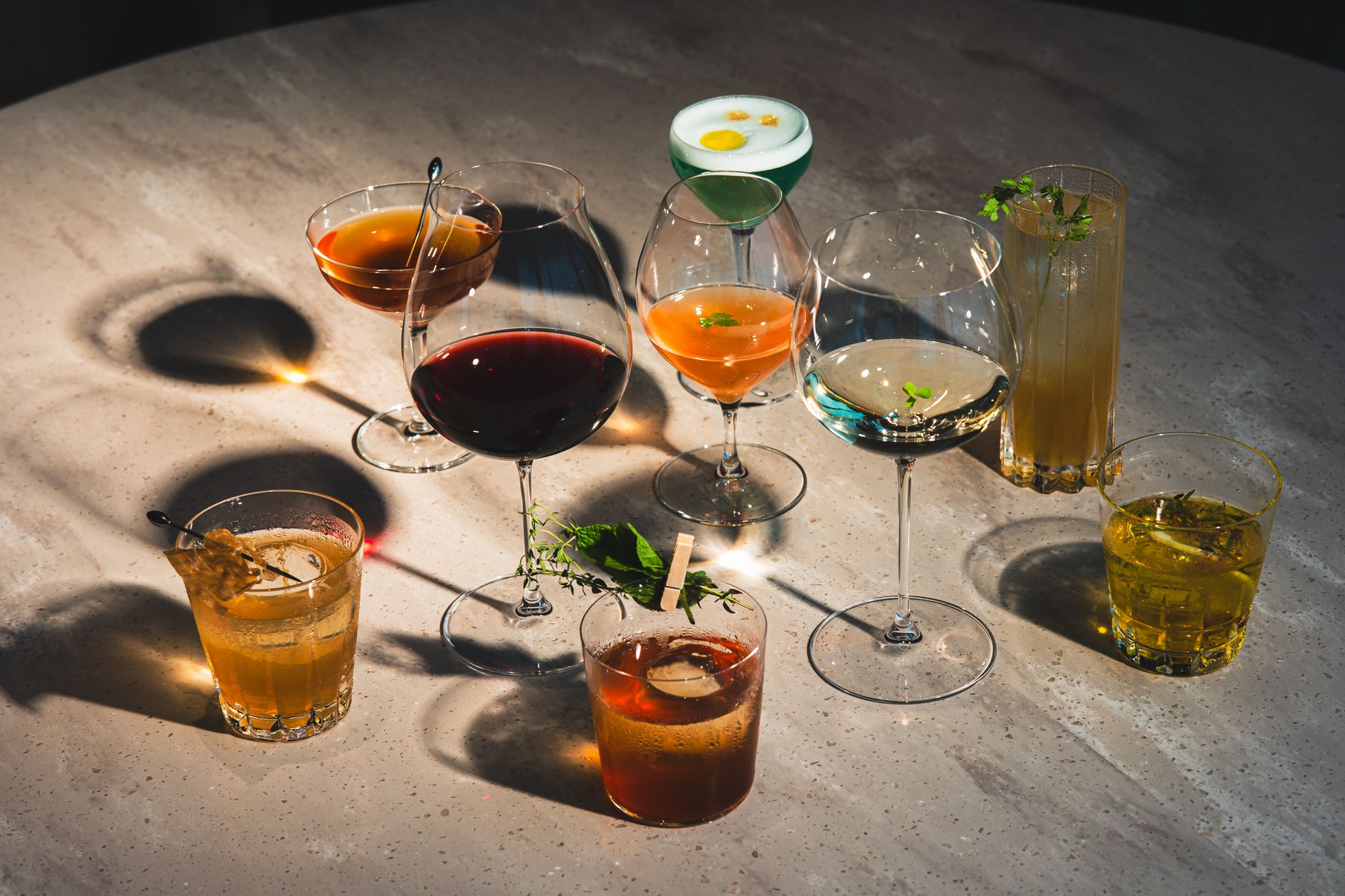 Glas zoete Sauternes wijn uit Bordeaux geserveerd als cocktailingrediënt op een bar