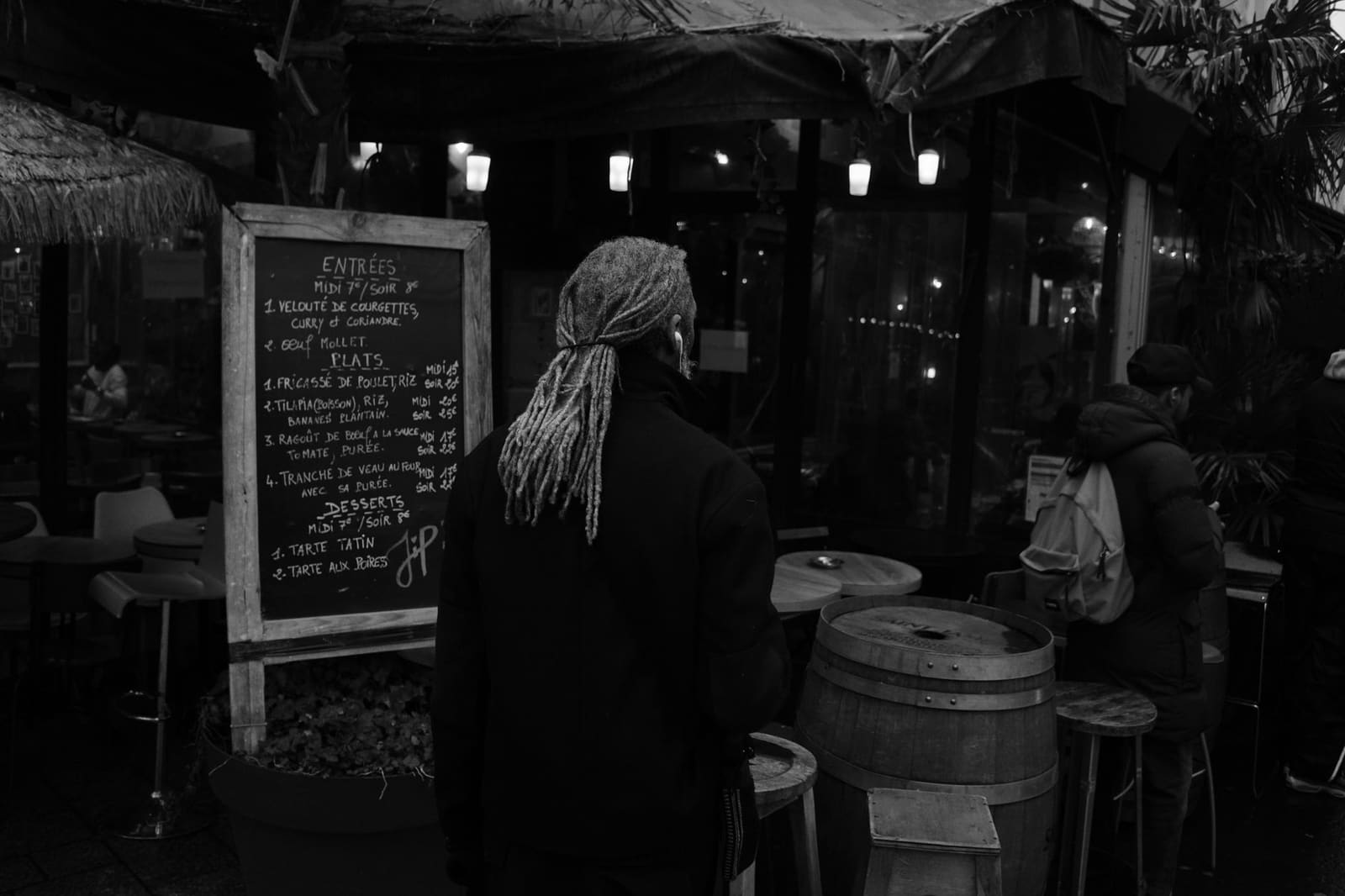Wijnkaart en schoolbord in een bistro in Beaune, een stad in het hart van de Bourgogne.