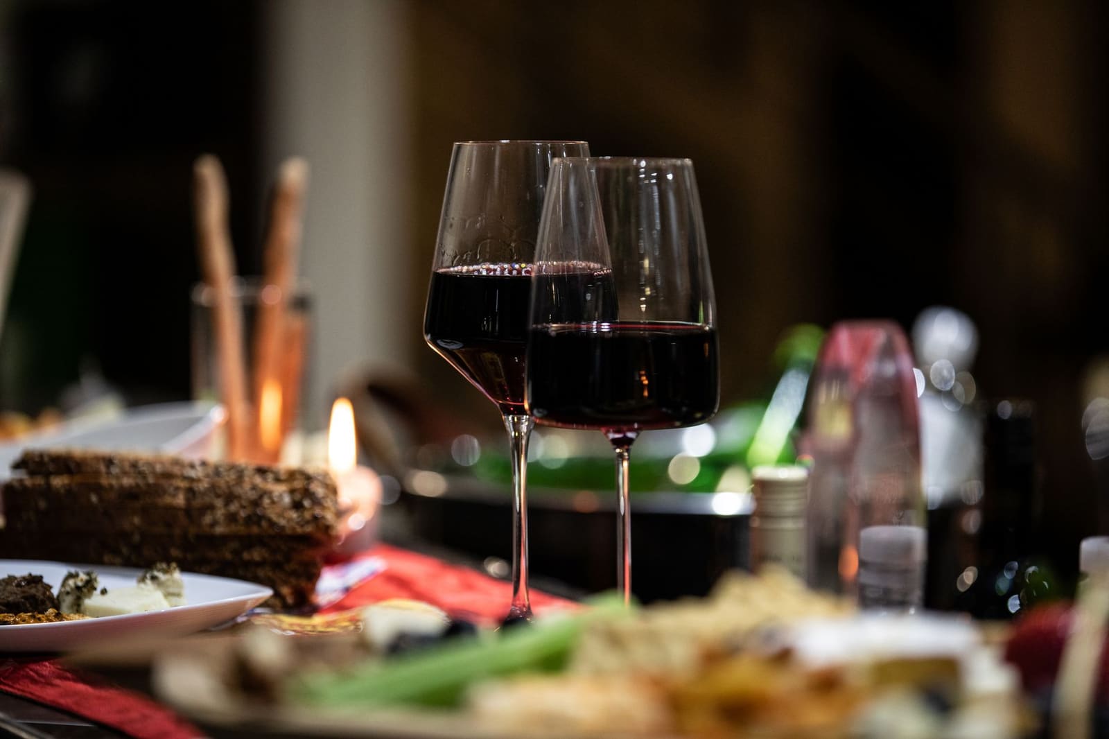 Glas rode Bourgognewijn op een houten tafel, met pinot noir als druif