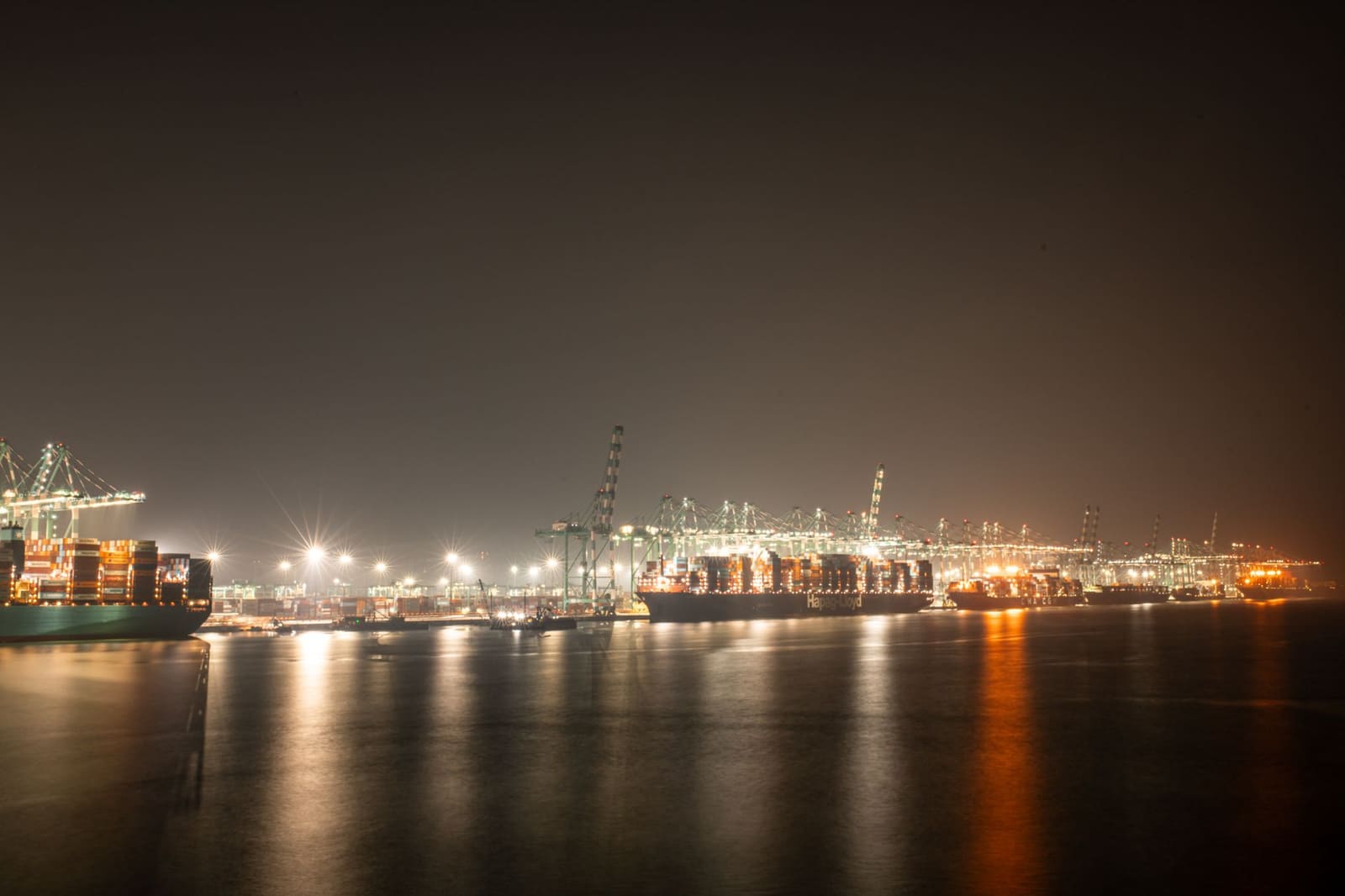 Containers in een haven, symbool voor de export van Franse wijn naar overzee