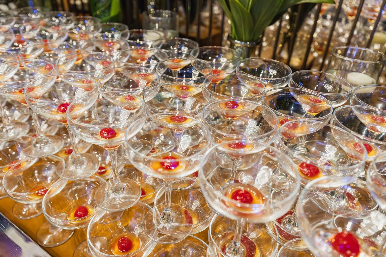 Rij gekleurde cocktails met garnering op een bar