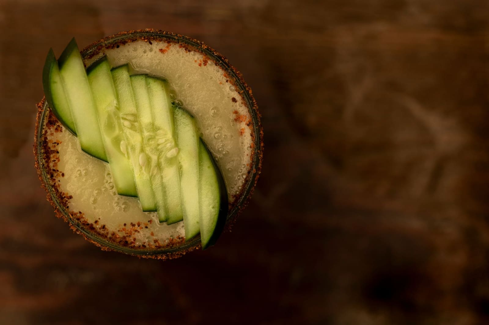 Cocktail met verse garnering van dichtbij