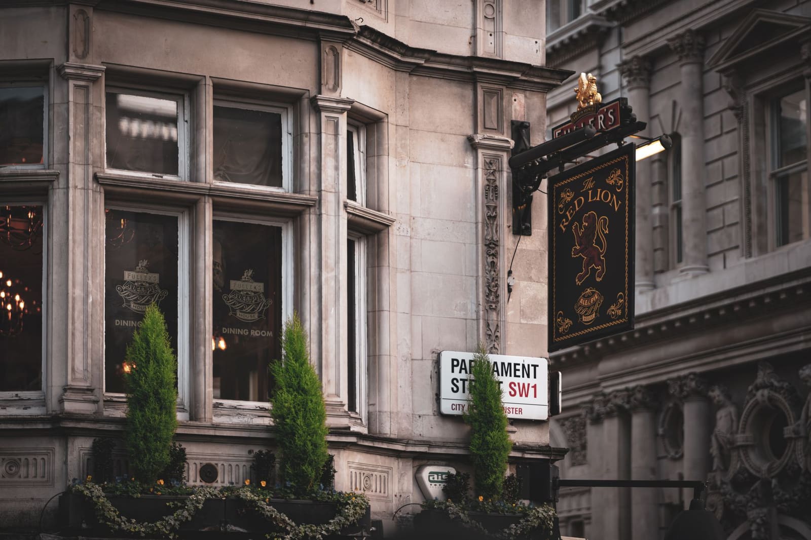 Buitenkant van een traditionele Londense pub in de avondschemering
