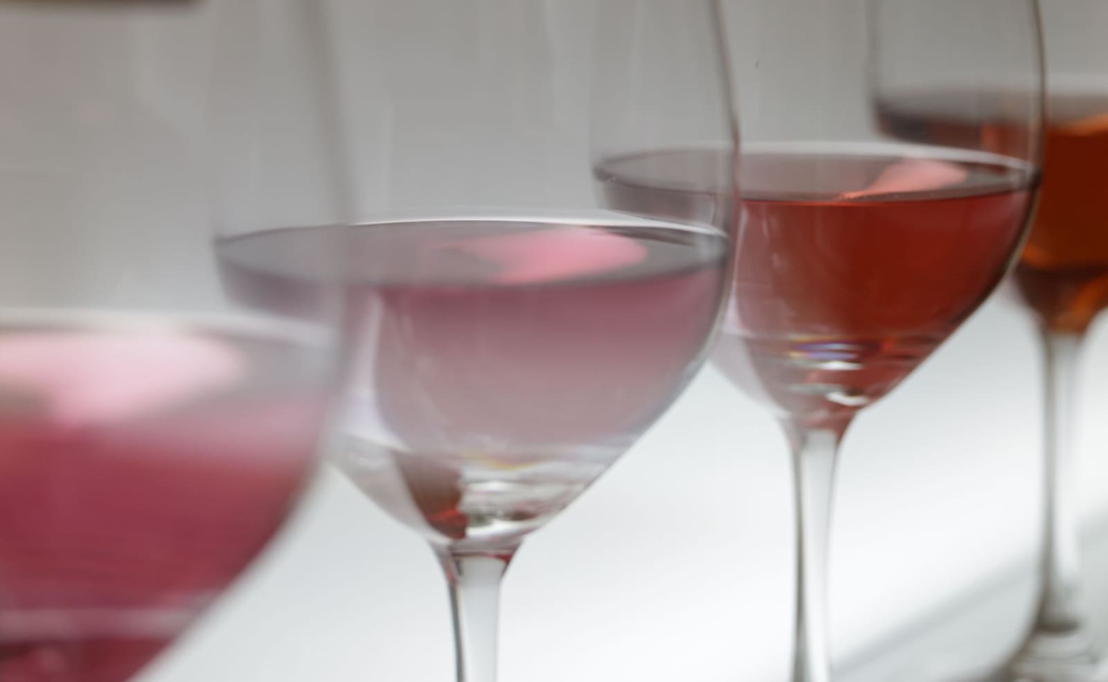 Glas rode wijn tijdens een proeverij waarbij geuren worden beoordeeld