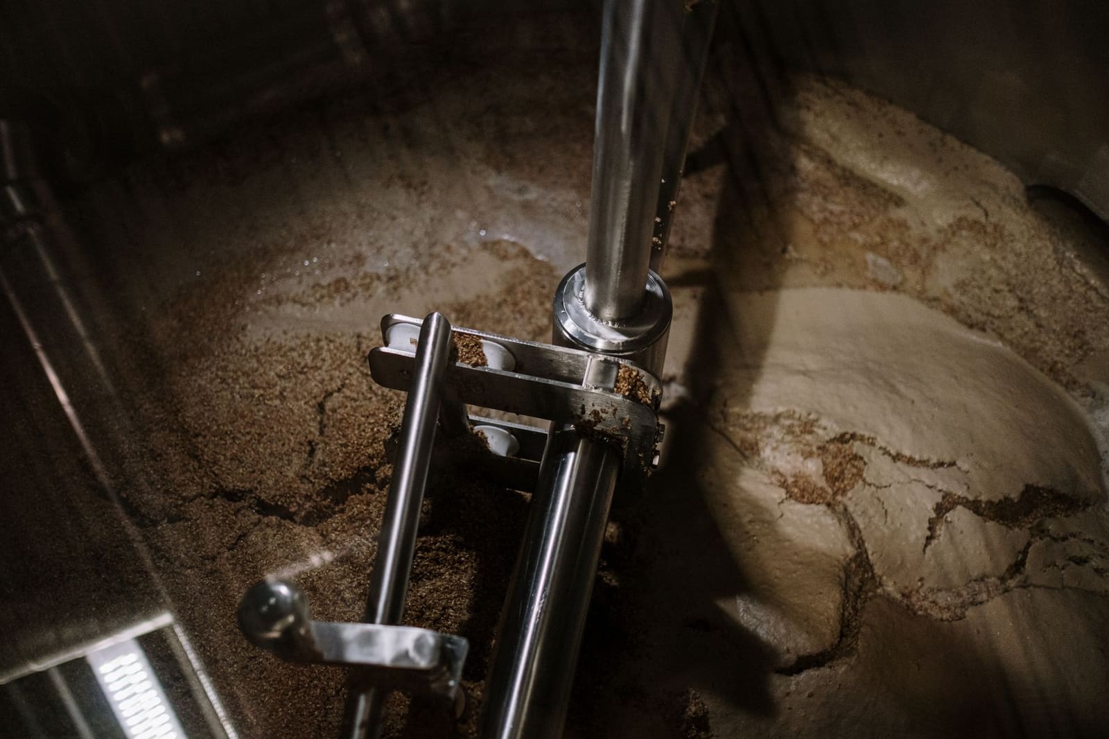 Roestvrijstalen brouwtanks in een brouwerij