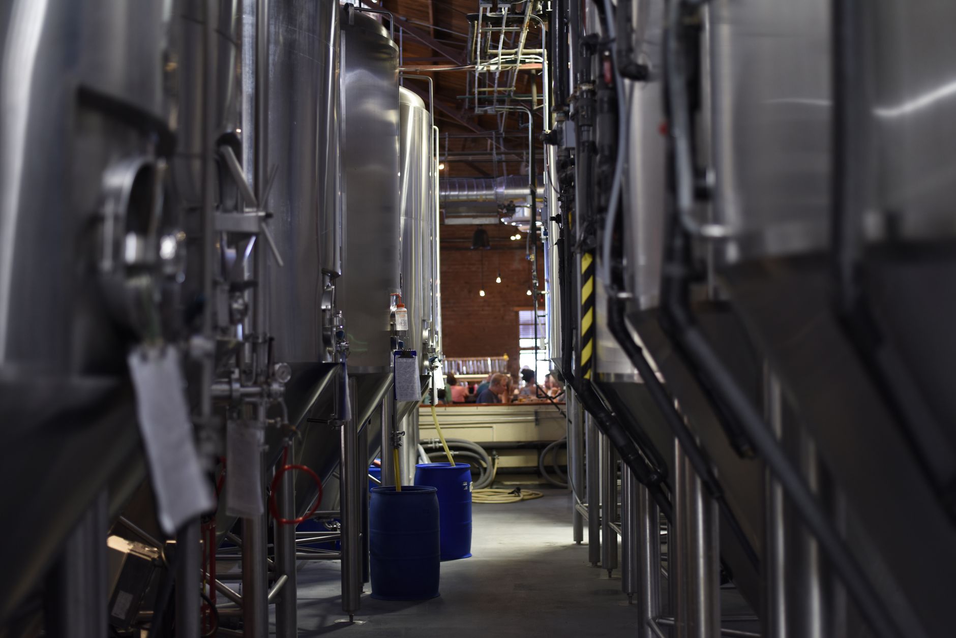 Rvs brouwketels in een ambachtelijke bierbrouwerij, symbool voor het BrewDog-nieuws