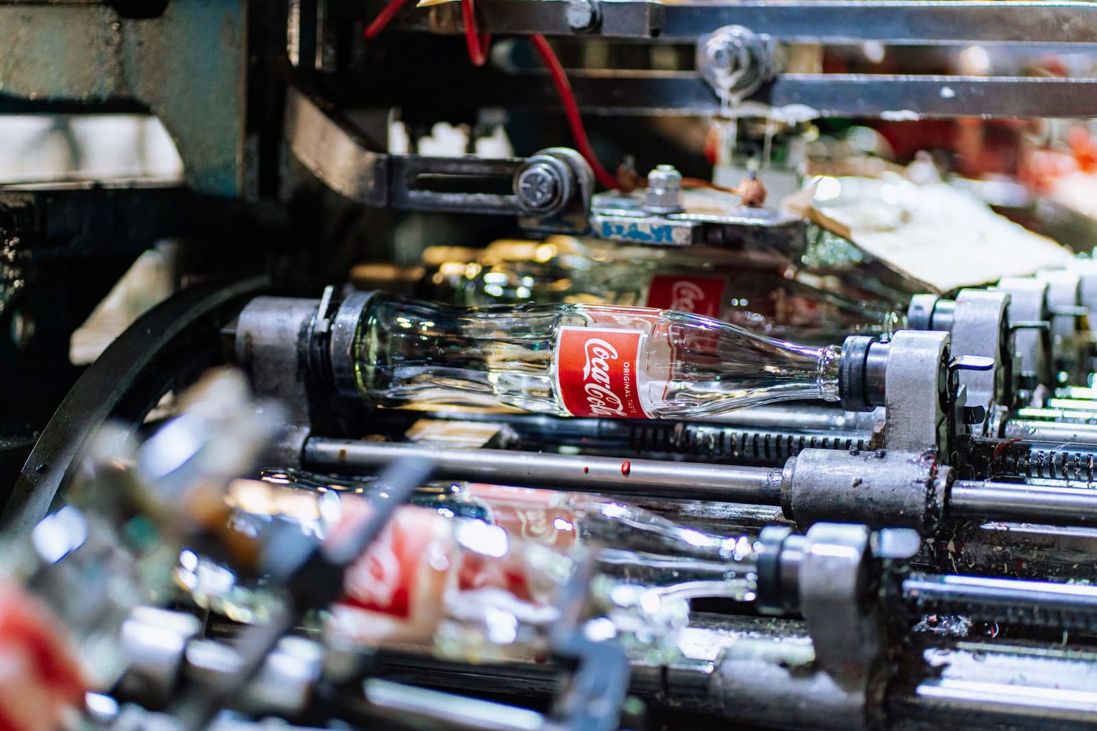 Flessenlijn in een drankproductiefabriek in Engeland
