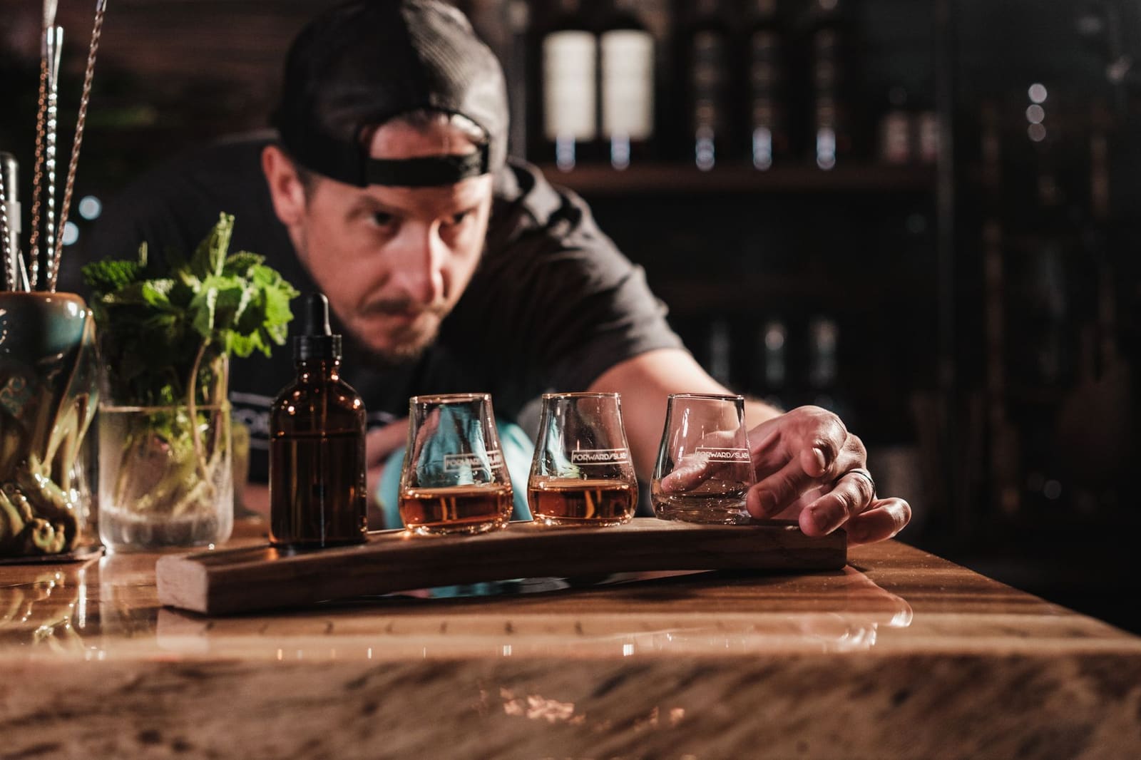 Glas whisky op een houten bar