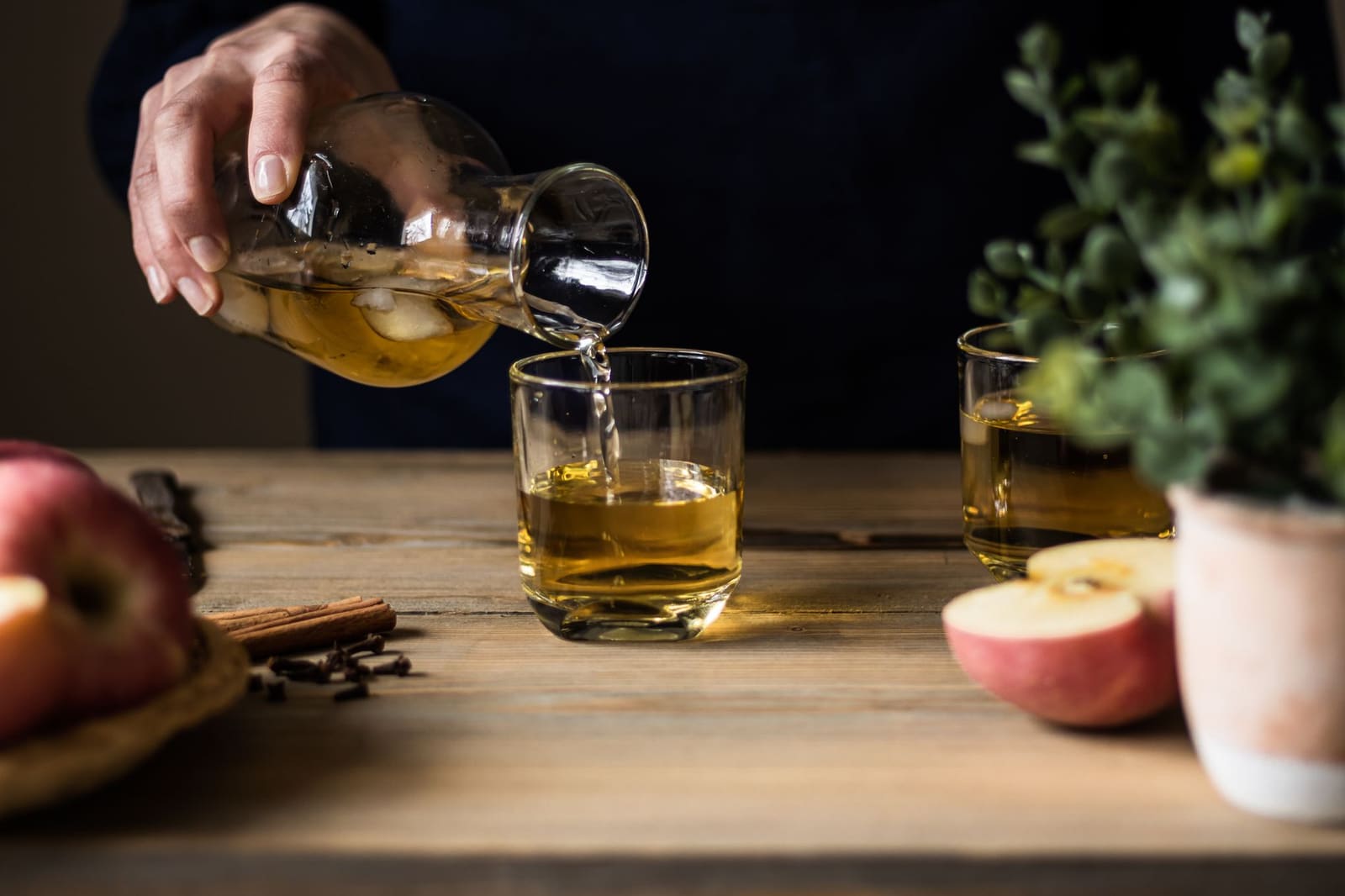 Goudkleurige cider wordt uitgeschonken in een glas met schuimkraag