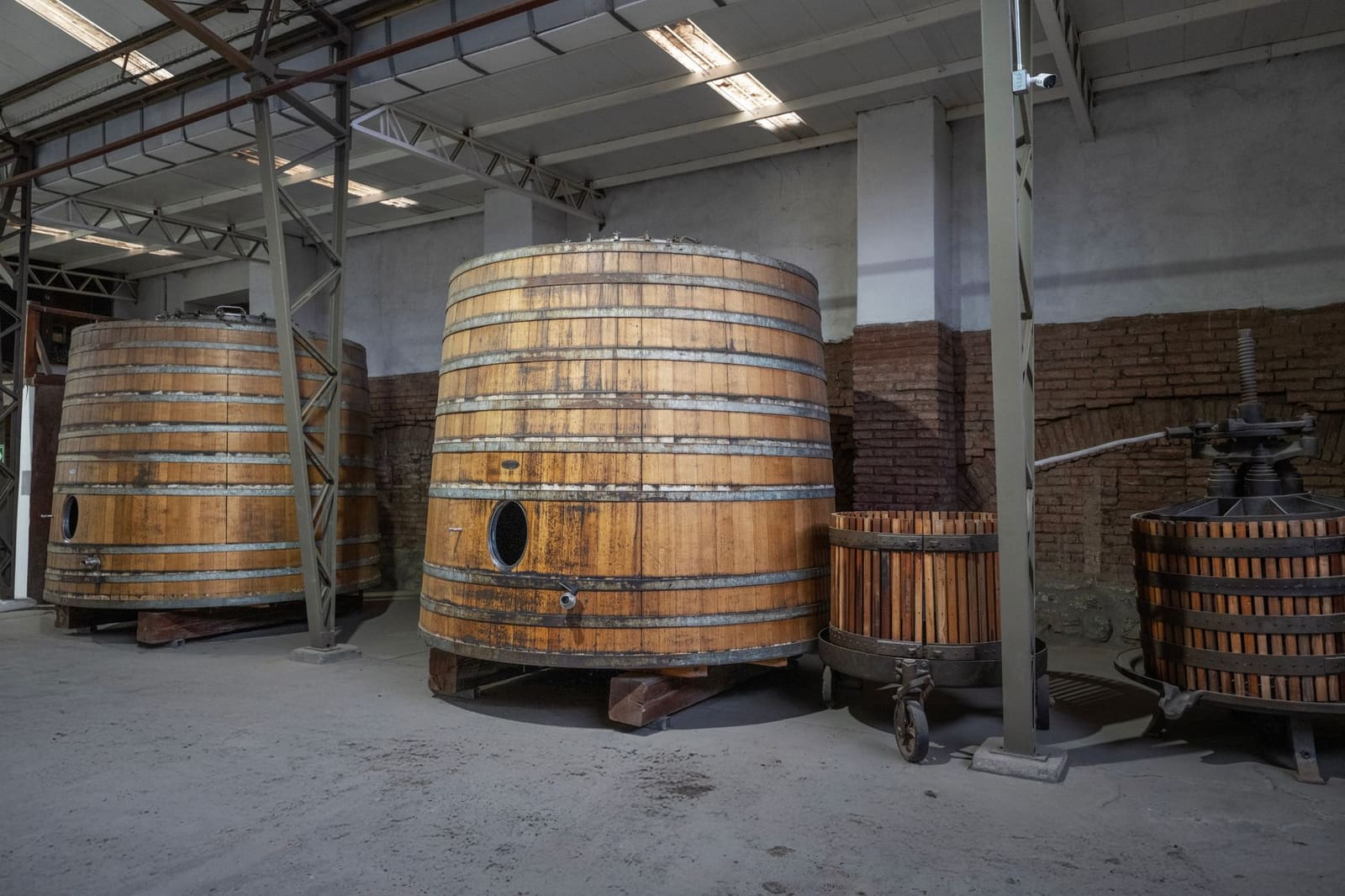 Houten vaten met rijpende cider opgeslagen in een koele kelder