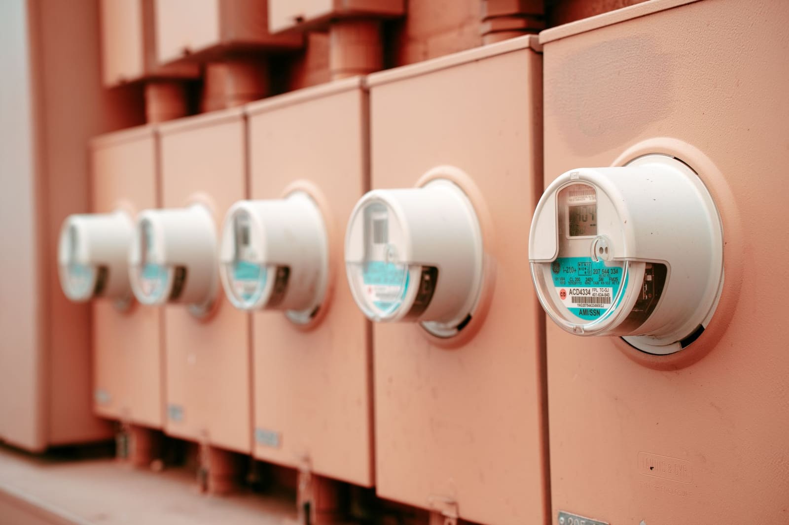 Energiemeter in een horecakeuken die het stroomverbruik van apparatuur registreert