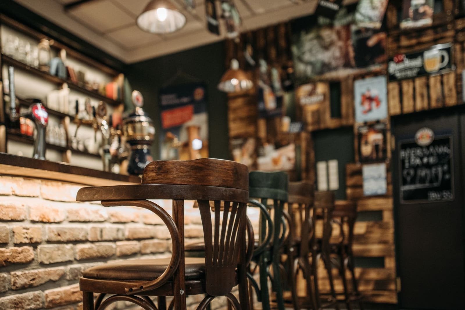 Verlichte bar in een Britse pub waar energiekosten een flinke kostenpost vormen