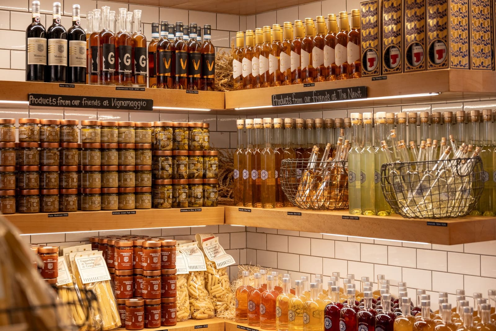 Rijen flessen sterkedrank uitgestald in de schappen van een slijterij