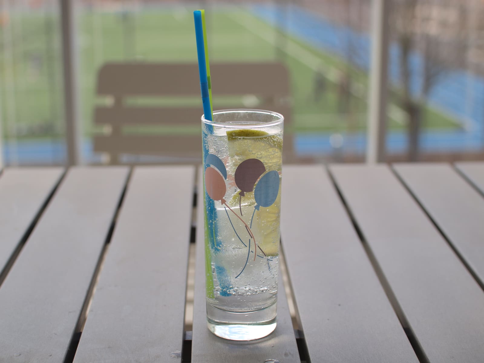 Glas gin-tonic met limoen