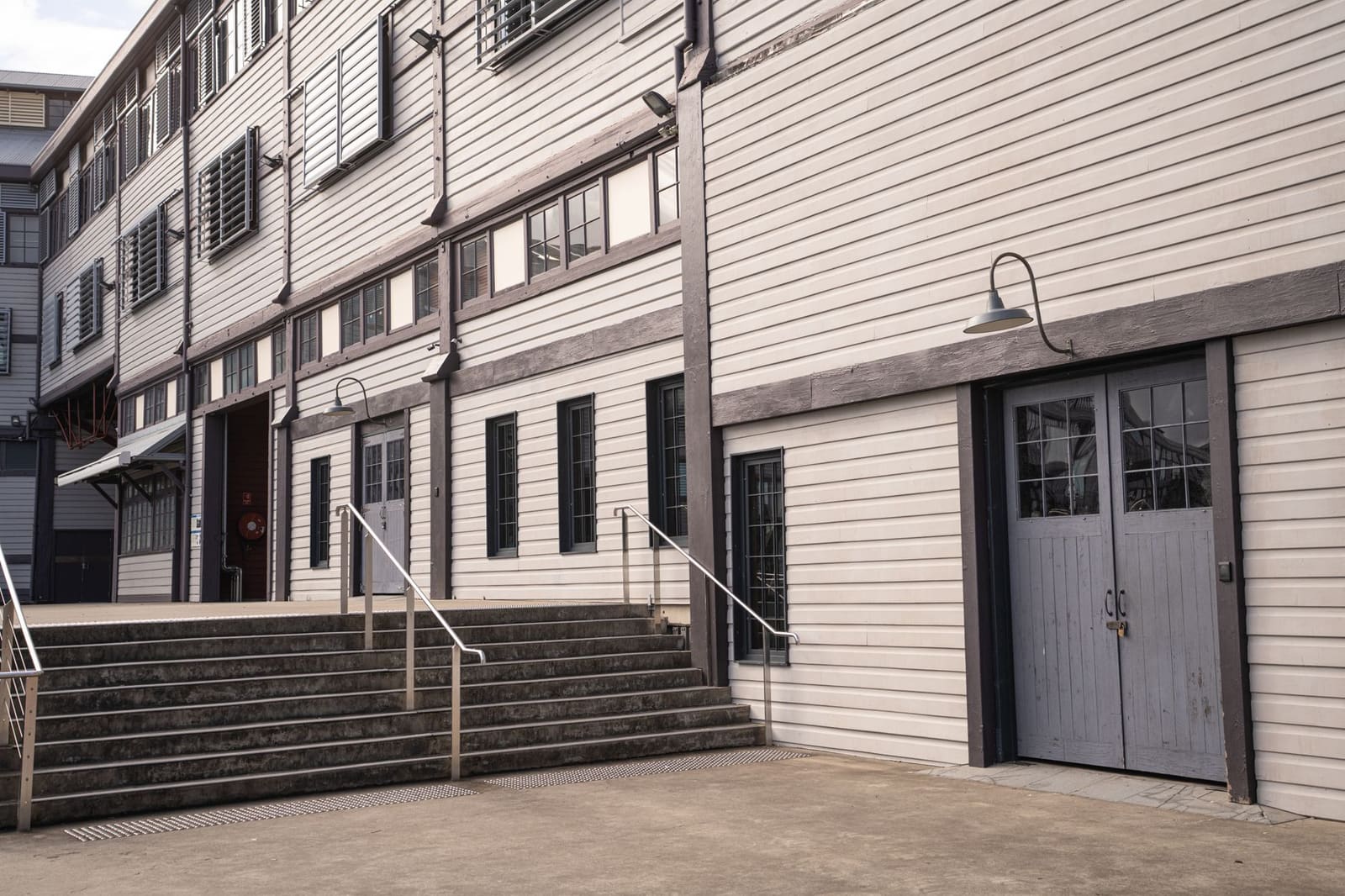 Buitenaanzicht van een traditionele Amerikaanse whiskeystokerij met houten gebouwen