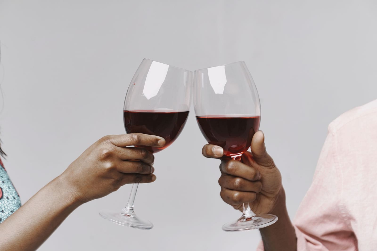 Glas rode Cabernet Sauvignon wijn met wijnfles op een houten bar