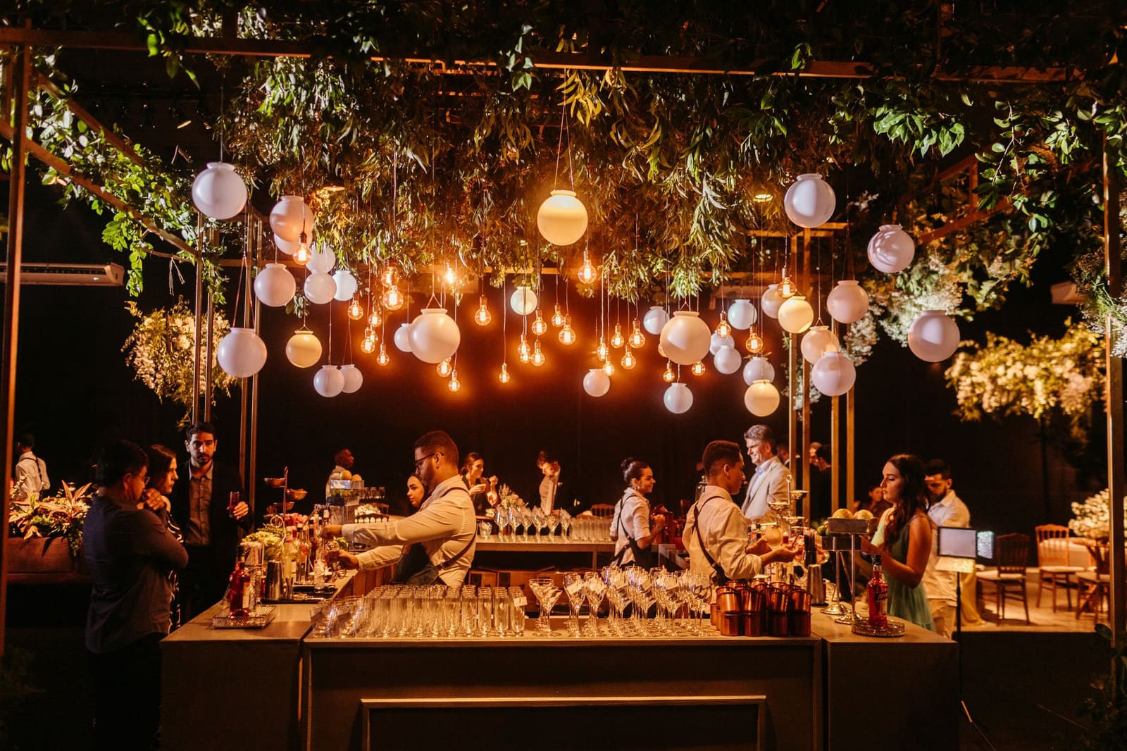gasten met cocktails op een feest