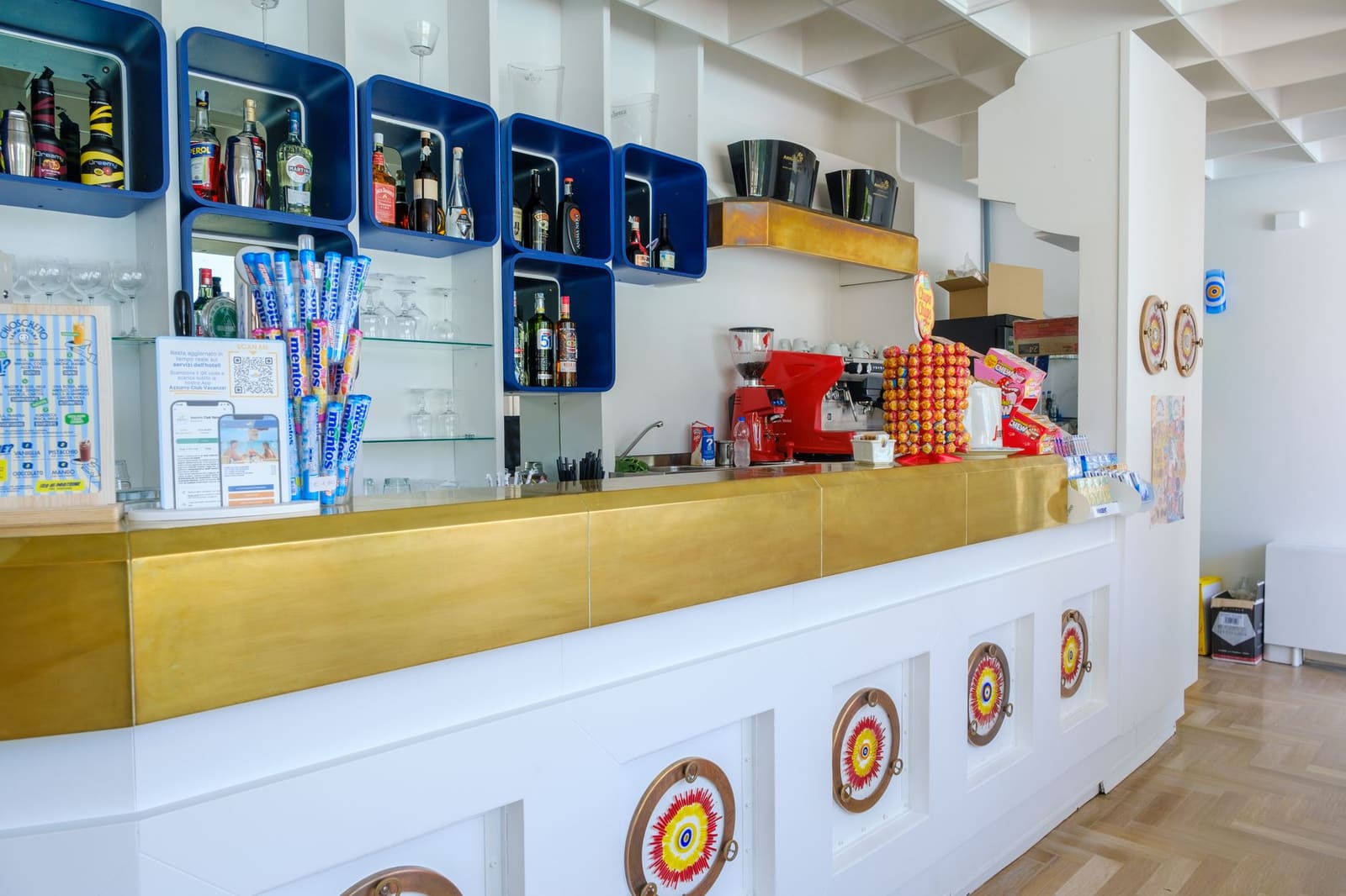 Fles Campari tussen andere drankflessen achter de bar van een cocktailbar