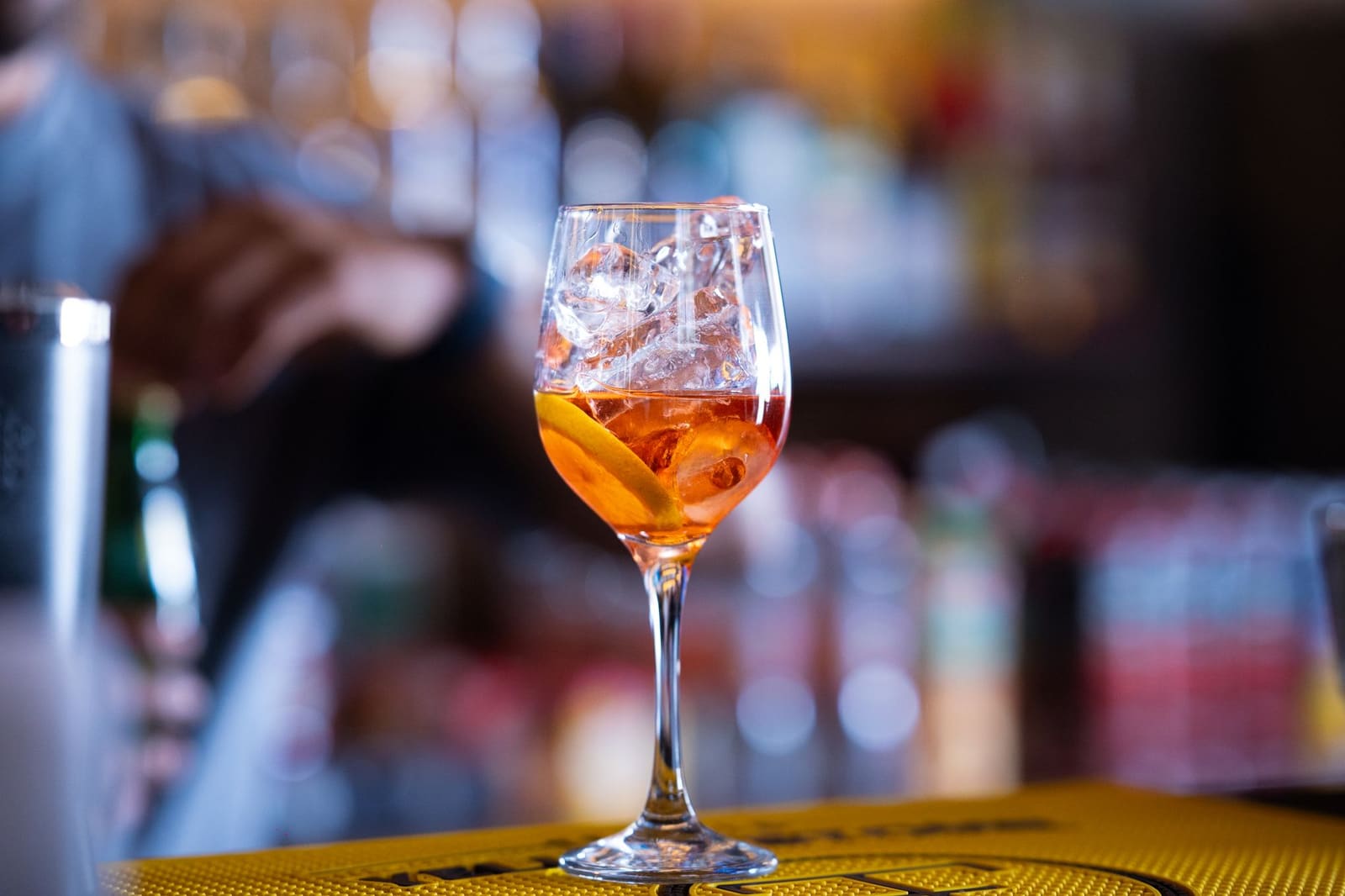 Glas Aperol Spritz met ijs en sinaasappelschijf, een van de bekendste merken van Campari
